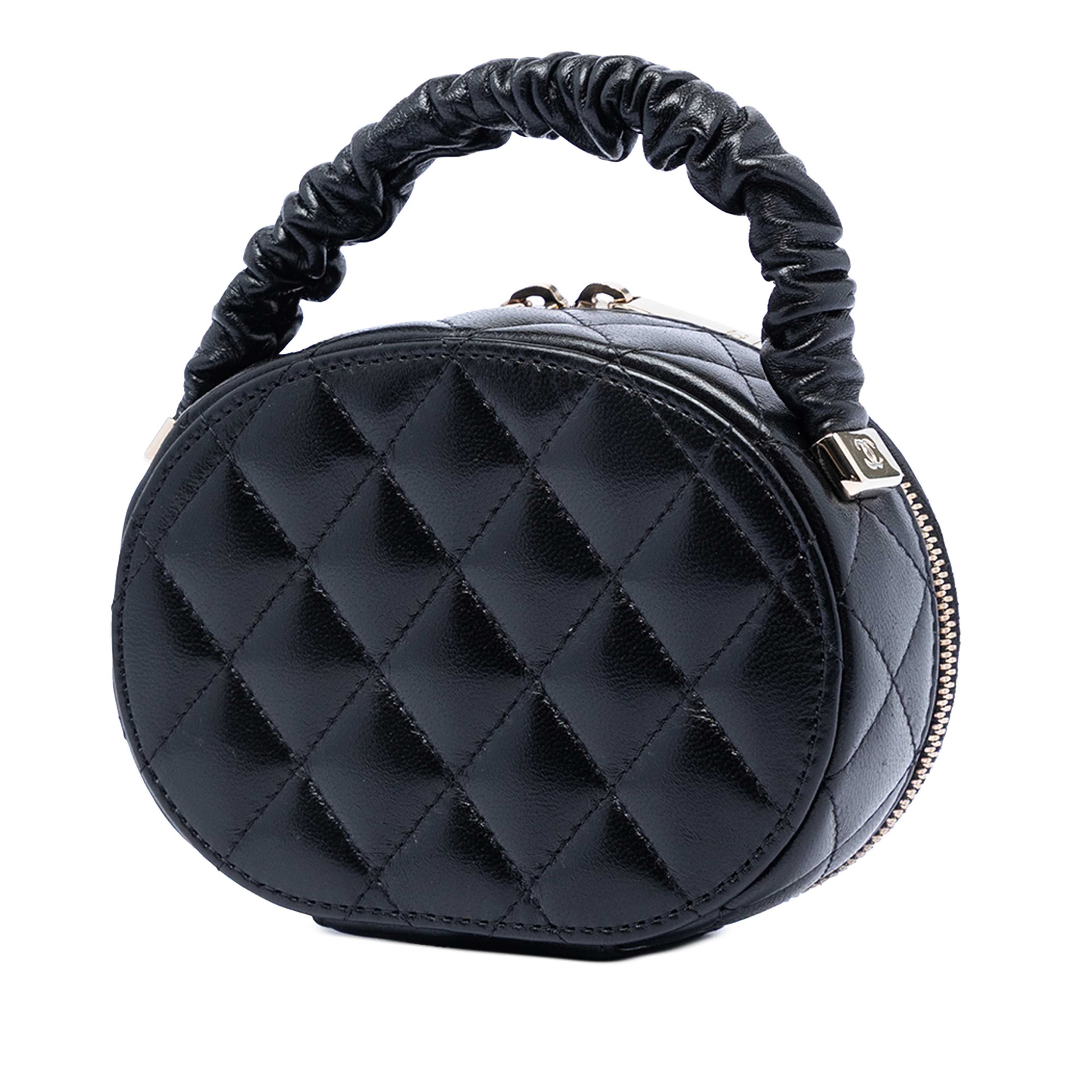Chanel Cc Quilted Lambskin Oval Top Handle Clutch, från Luxclusif, i färgen svart. Klicka för att öppna bilden i stort format