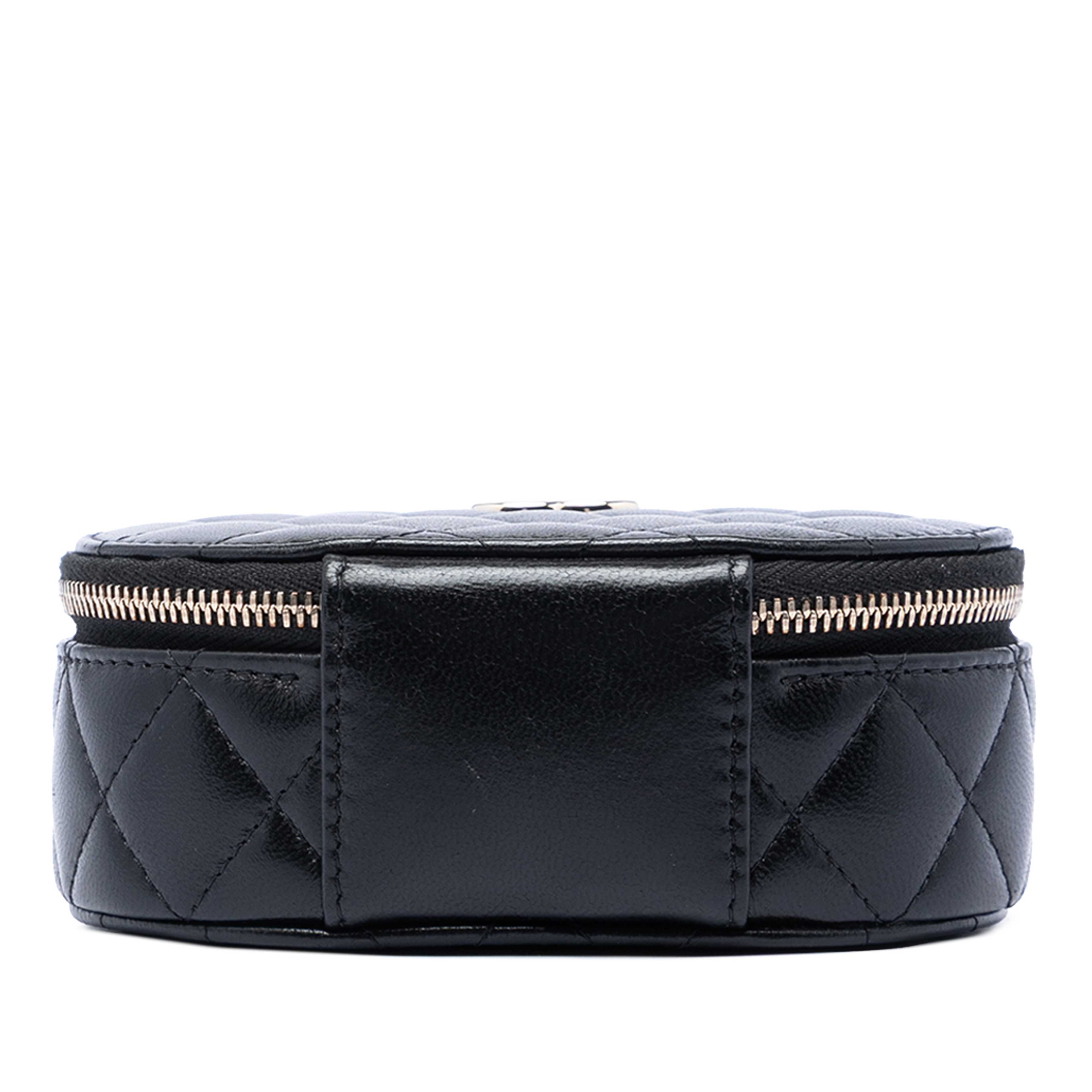 Chanel Cc Quilted Lambskin Oval Top Handle Clutch, från Luxclusif, i färgen svart. Klicka för att öppna bilden i stort format