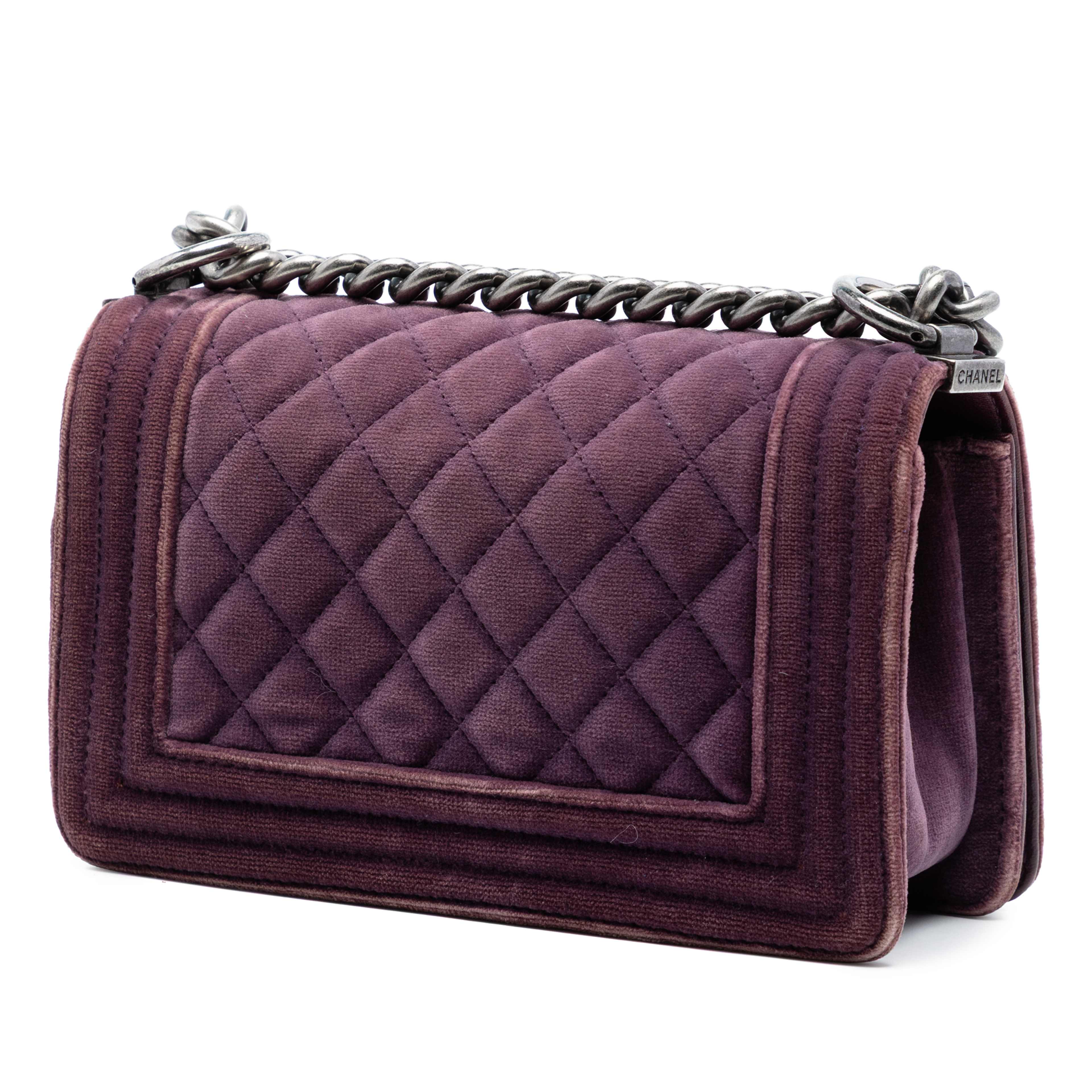 Chanel Small Quilted Velvet Boy Flap, från Luxclusif, i färgen purpur. Klicka för att öppna bilden i stort format
