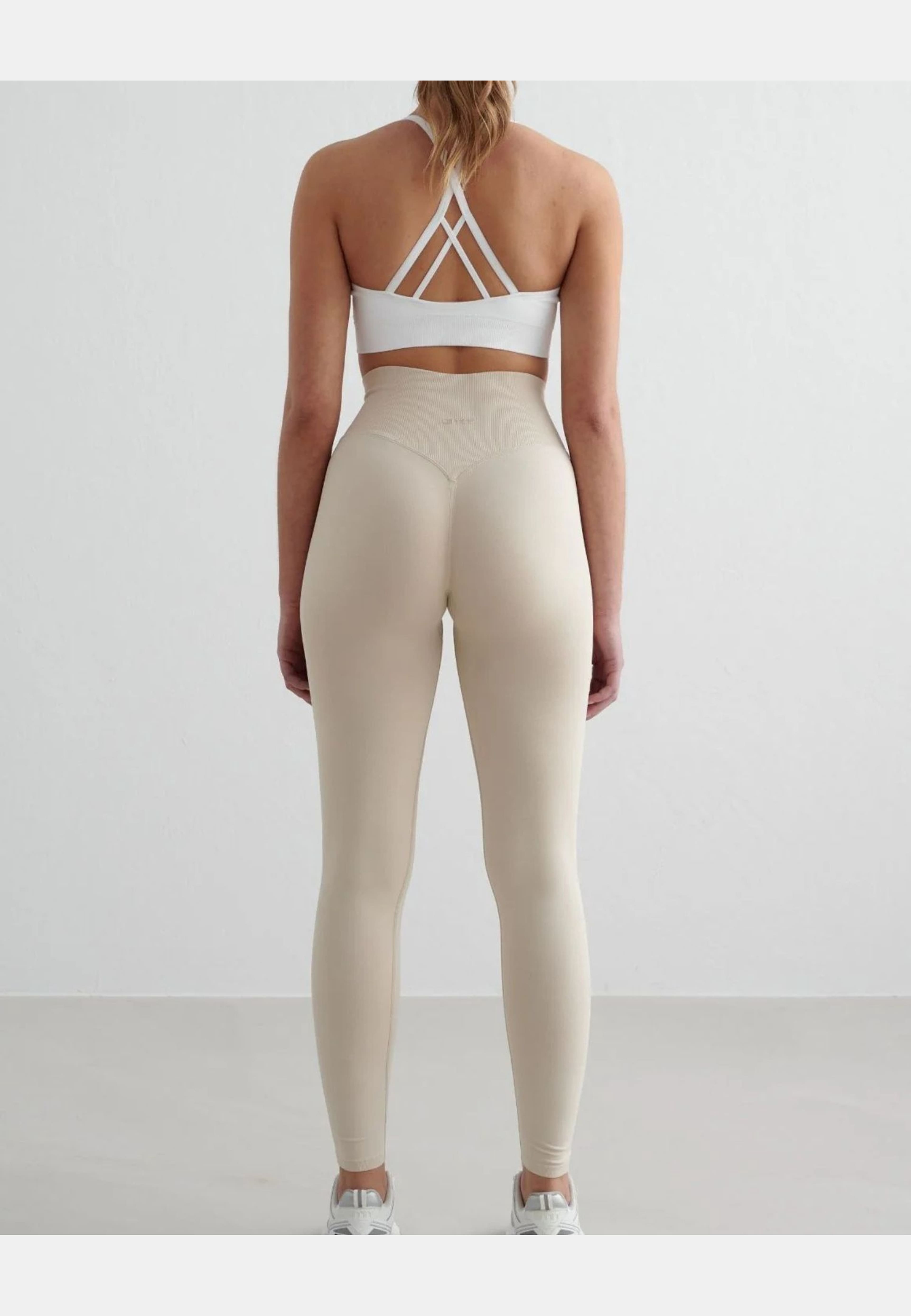 Shape Seamless Cross Back Bra, från aim'n, i färgen white. Klicka för att öppna bilden i stort format