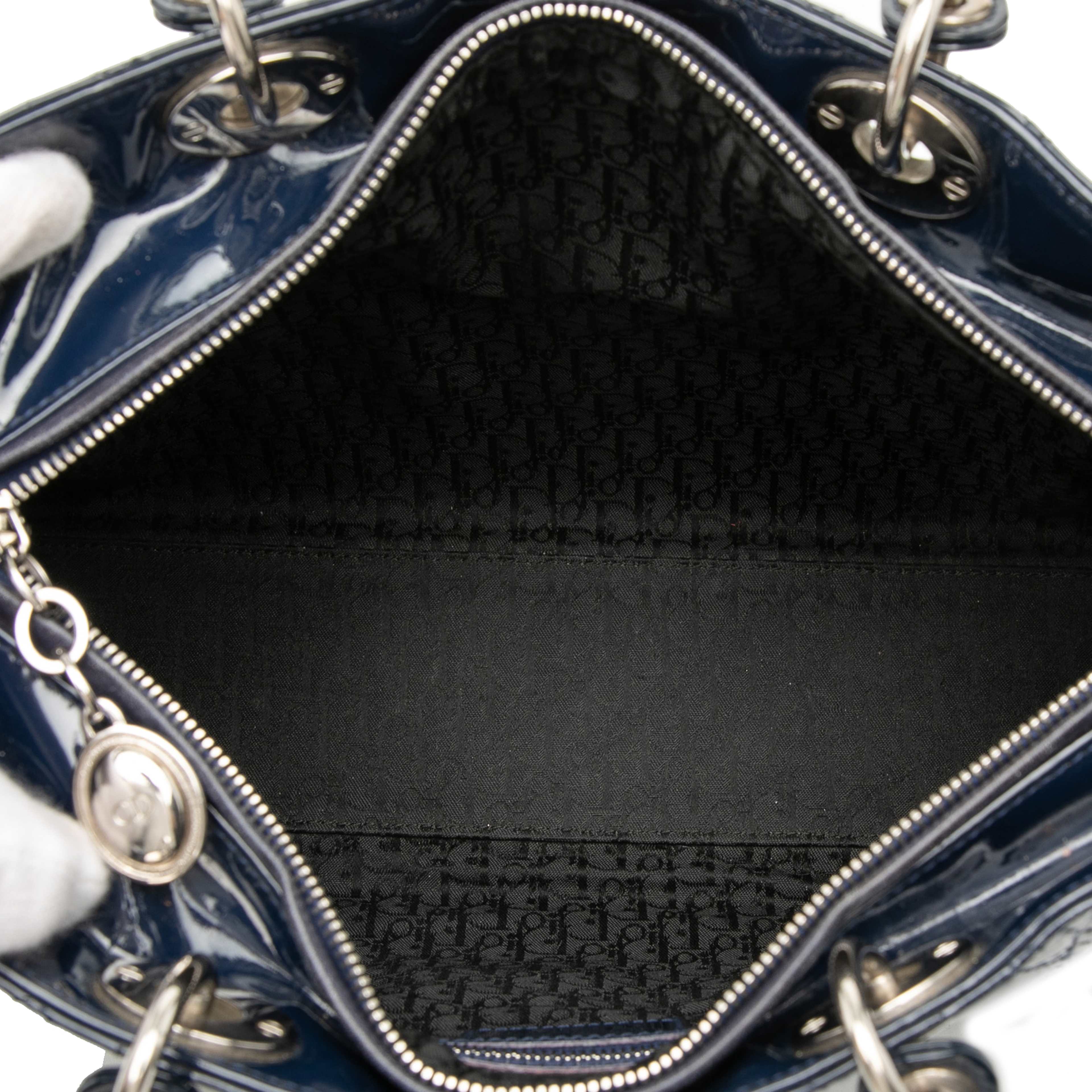 Dior Large Patent Cannage Lady Dior, från Luxclusif, i färgen navy. Klicka för att öppna bilden i stort format