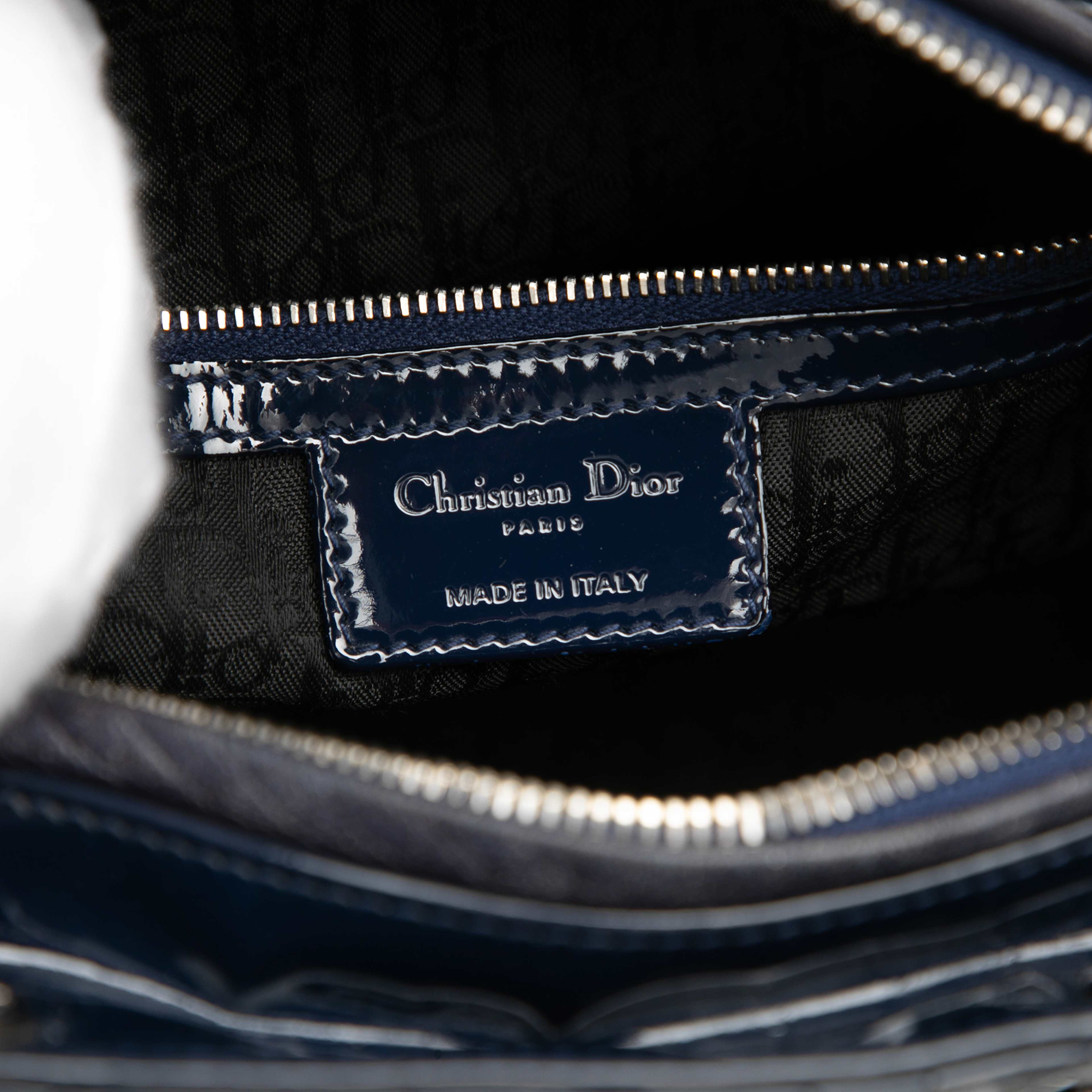 Dior Large Patent Cannage Lady Dior, från Luxclusif, i färgen navy. Klicka för att öppna bilden i stort format