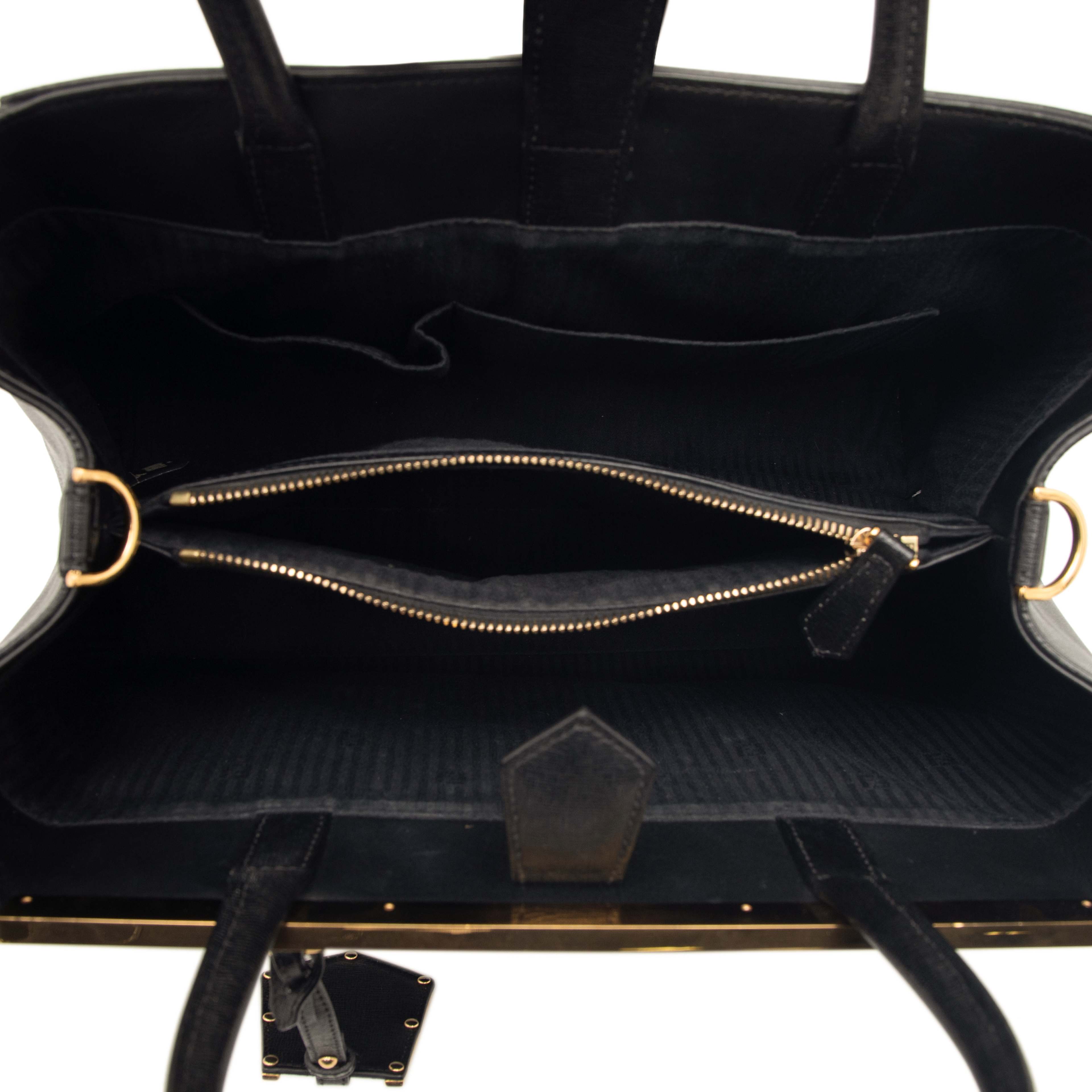 Fendi Medium Leather 2jours Satchel, från Luxclusif, i färgen black. Klicka för att öppna bilden i stort format