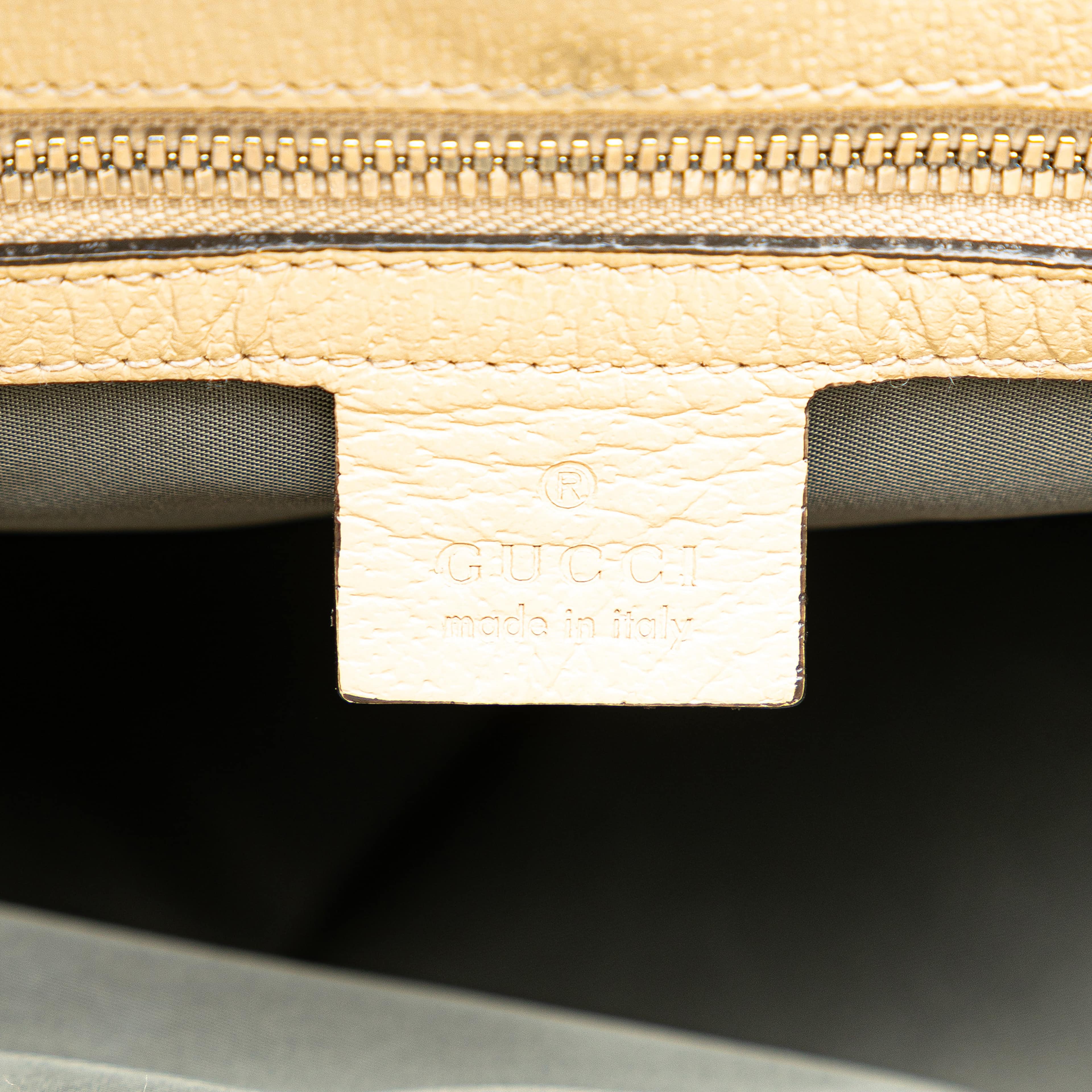 Gucci Gg Nylon Off The Grid Satchel, från Luxclusif, i färgen dark gray. Klicka för att öppna bilden i stort format