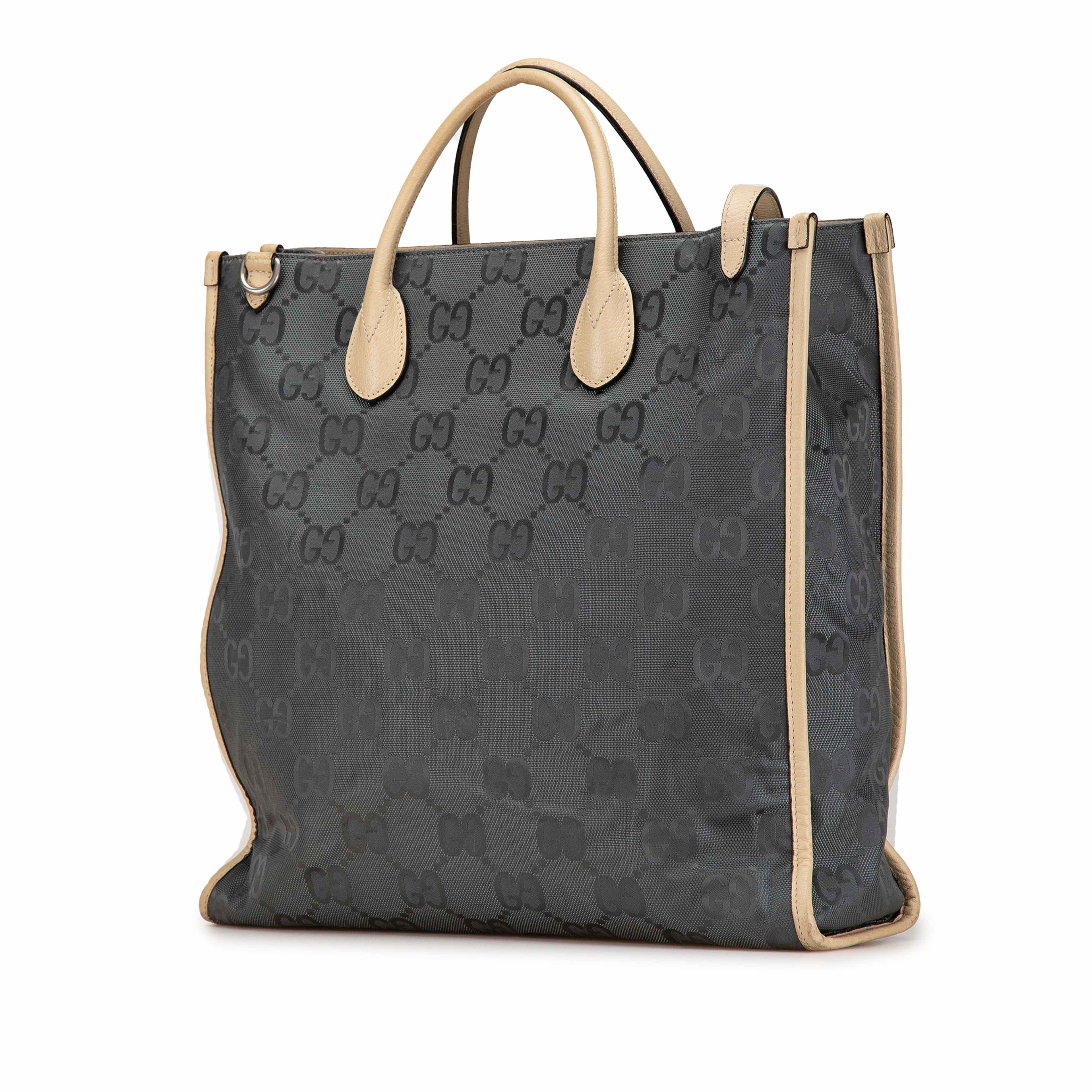 Gucci Gg Nylon Off The Grid Satchel, från Luxclusif, i färgen dark gray. Klicka för att öppna bilden i stort format