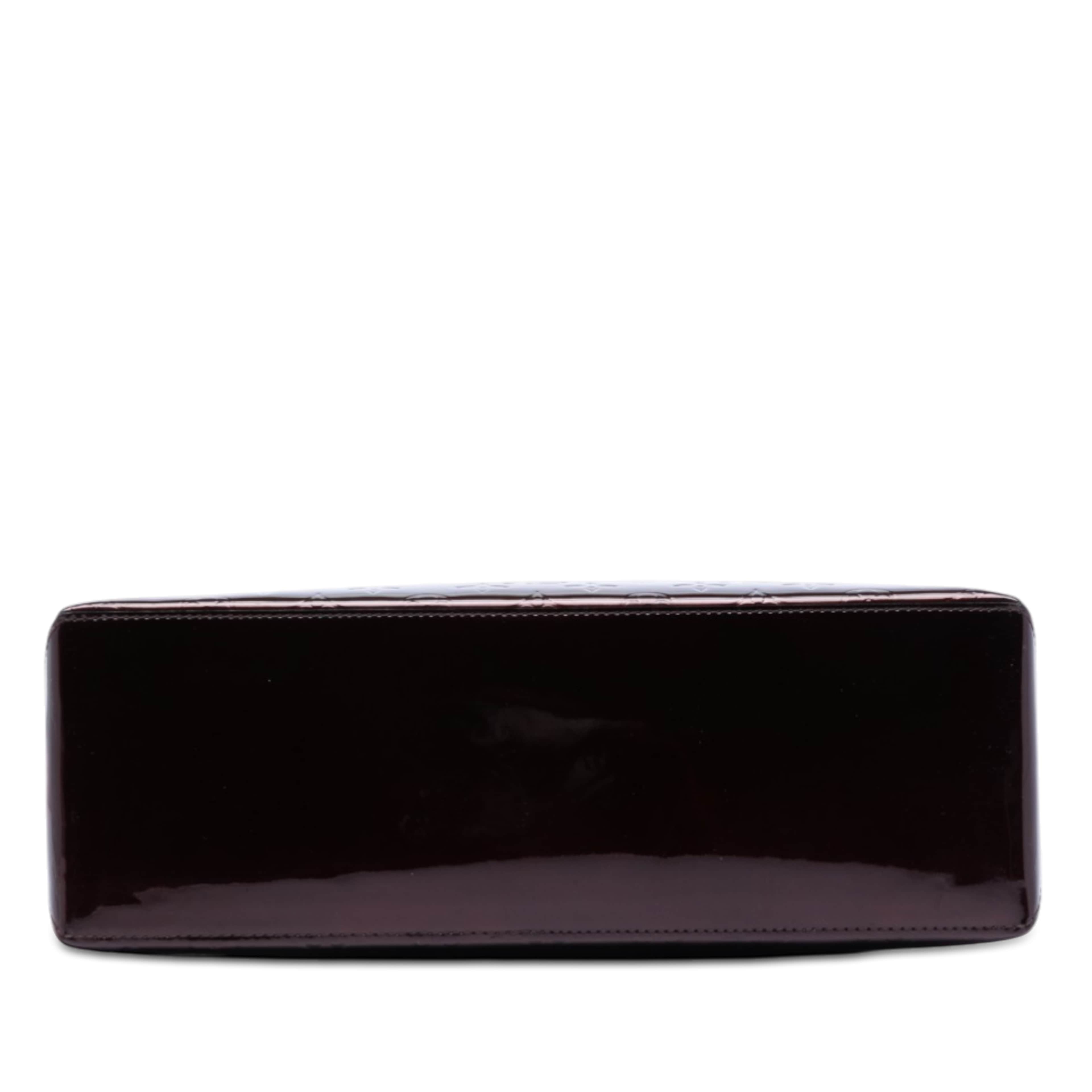Louis Vuitton Monogram Vernis Wilshire Gm, från Luxclusif, i färgen purple. Klicka för att öppna bilden i stort format