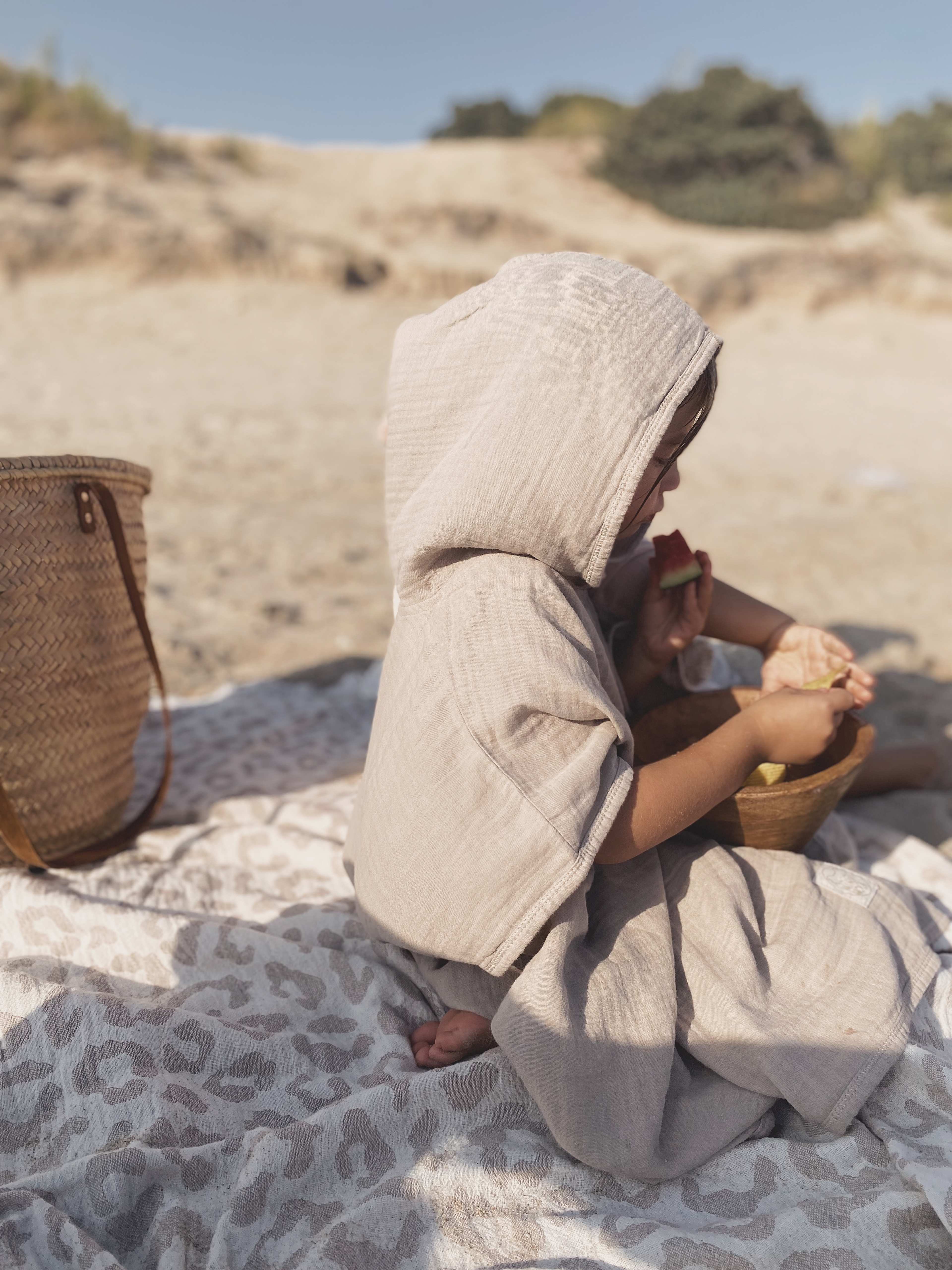 Muslin Poncho, från Minimoca, i färgen beige. Klicka för att öppna bilden i stort format