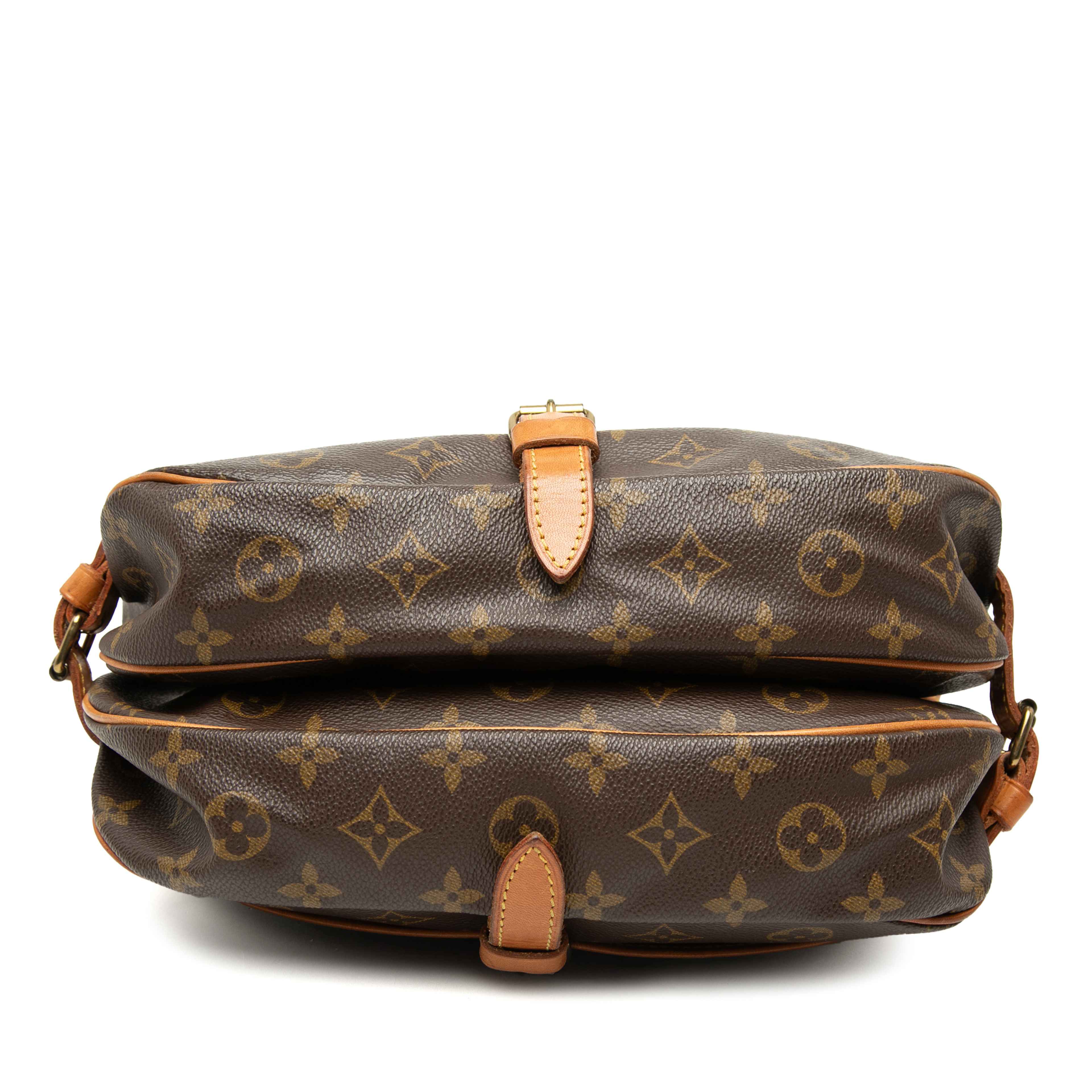 Louis Vuitton Monogram Saumur 30, från Luxclusif, i färgen brun. Klicka för att öppna bilden i stort format
