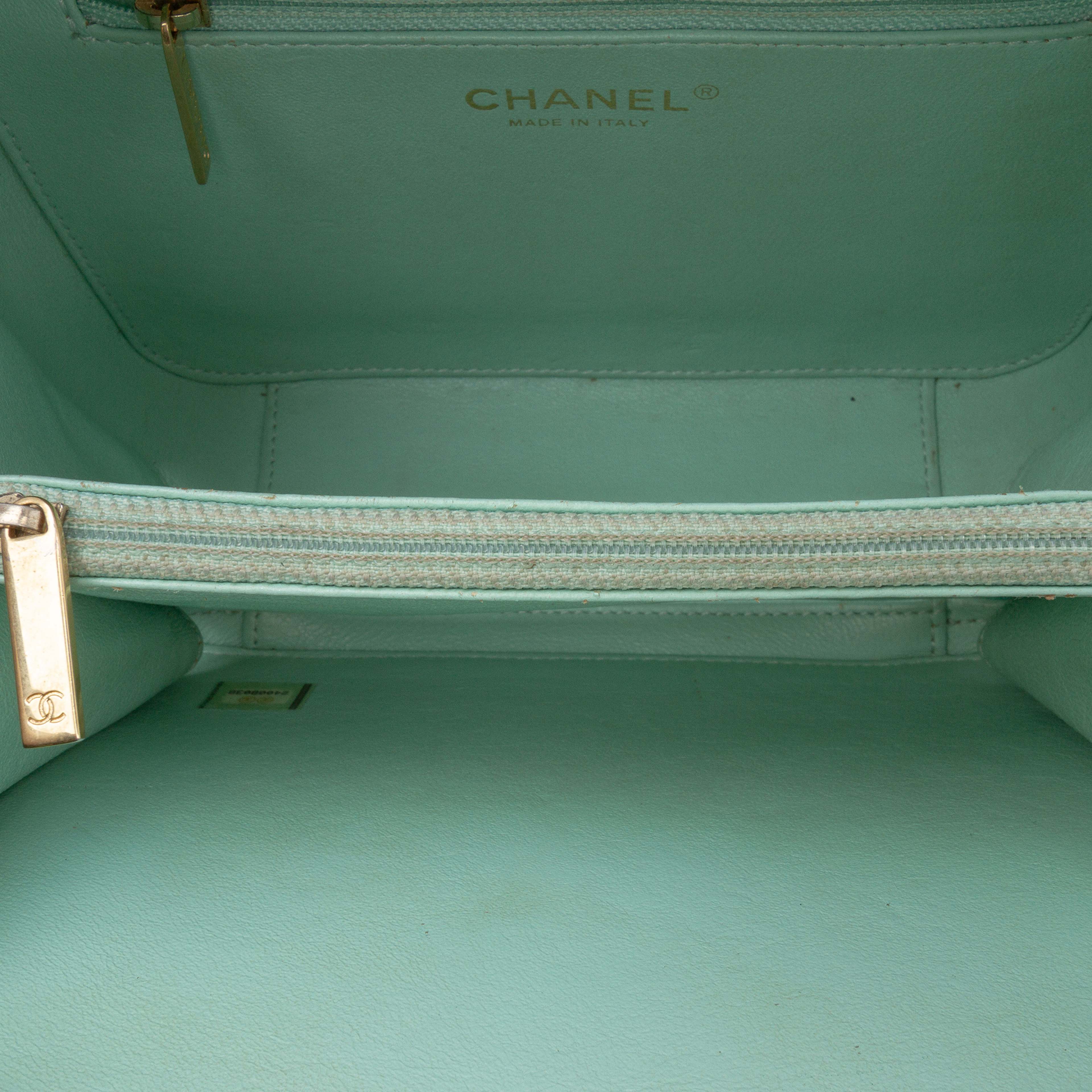 Chanel Medium Caviar Cc Filigree Vanity Case, från Luxclusif, i färgen green. Klicka för att öppna bilden i stort format