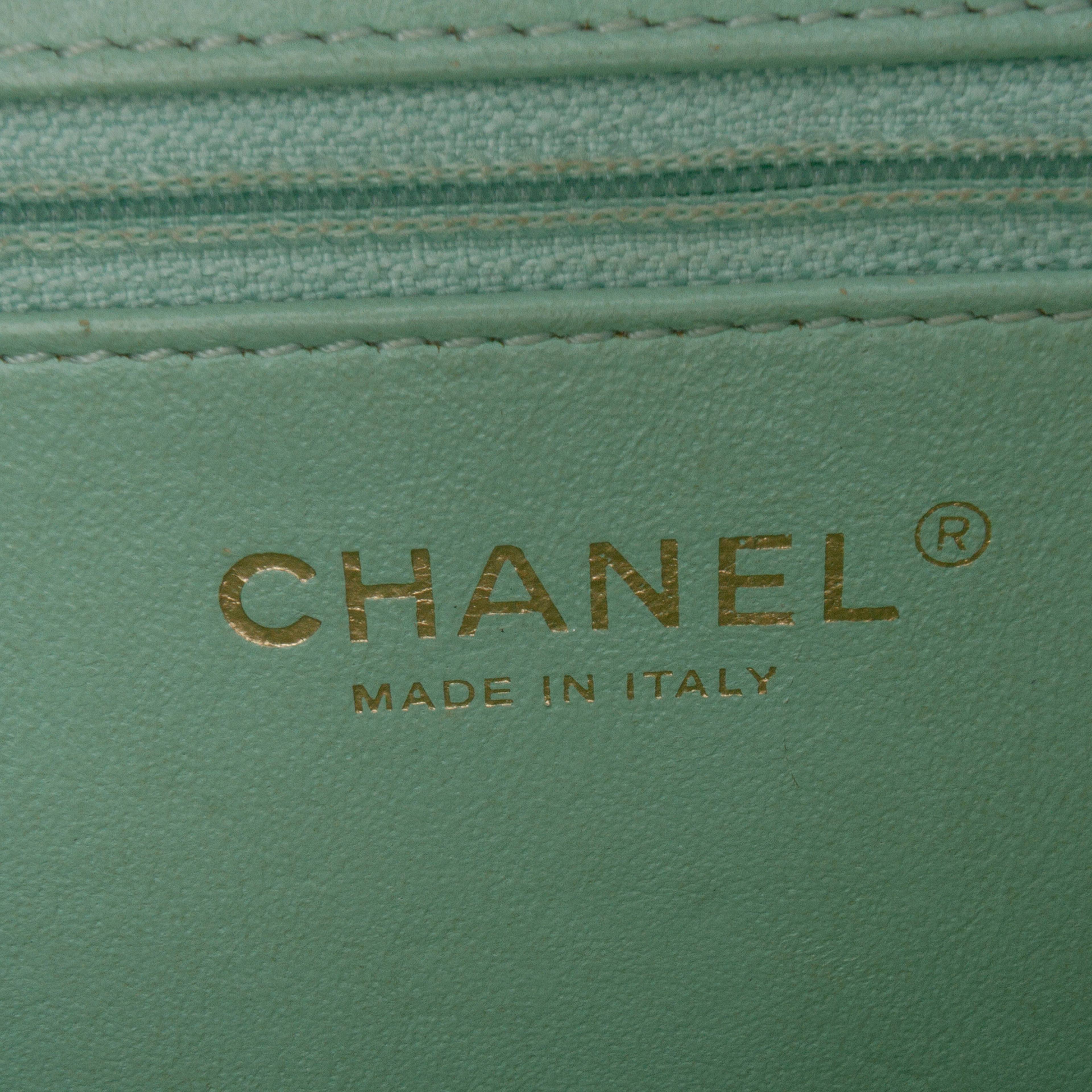 Chanel Medium Caviar Cc Filigree Vanity Case, från Luxclusif, i färgen green. Klicka för att öppna bilden i stort format