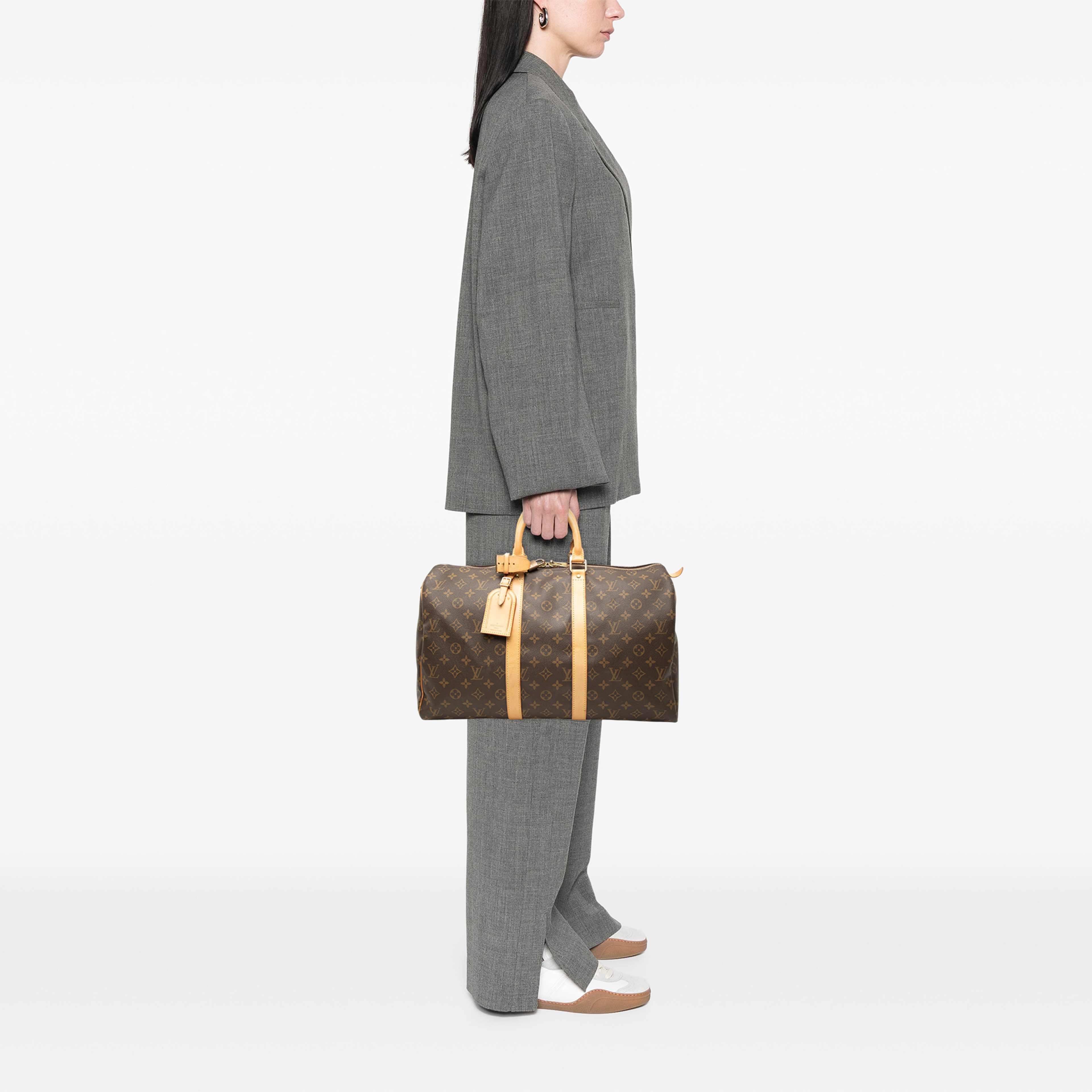 Louis Vuitton Monogram Keepall 45, från Luxclusif, i färgen brun. Klicka för att öppna bilden i stort format