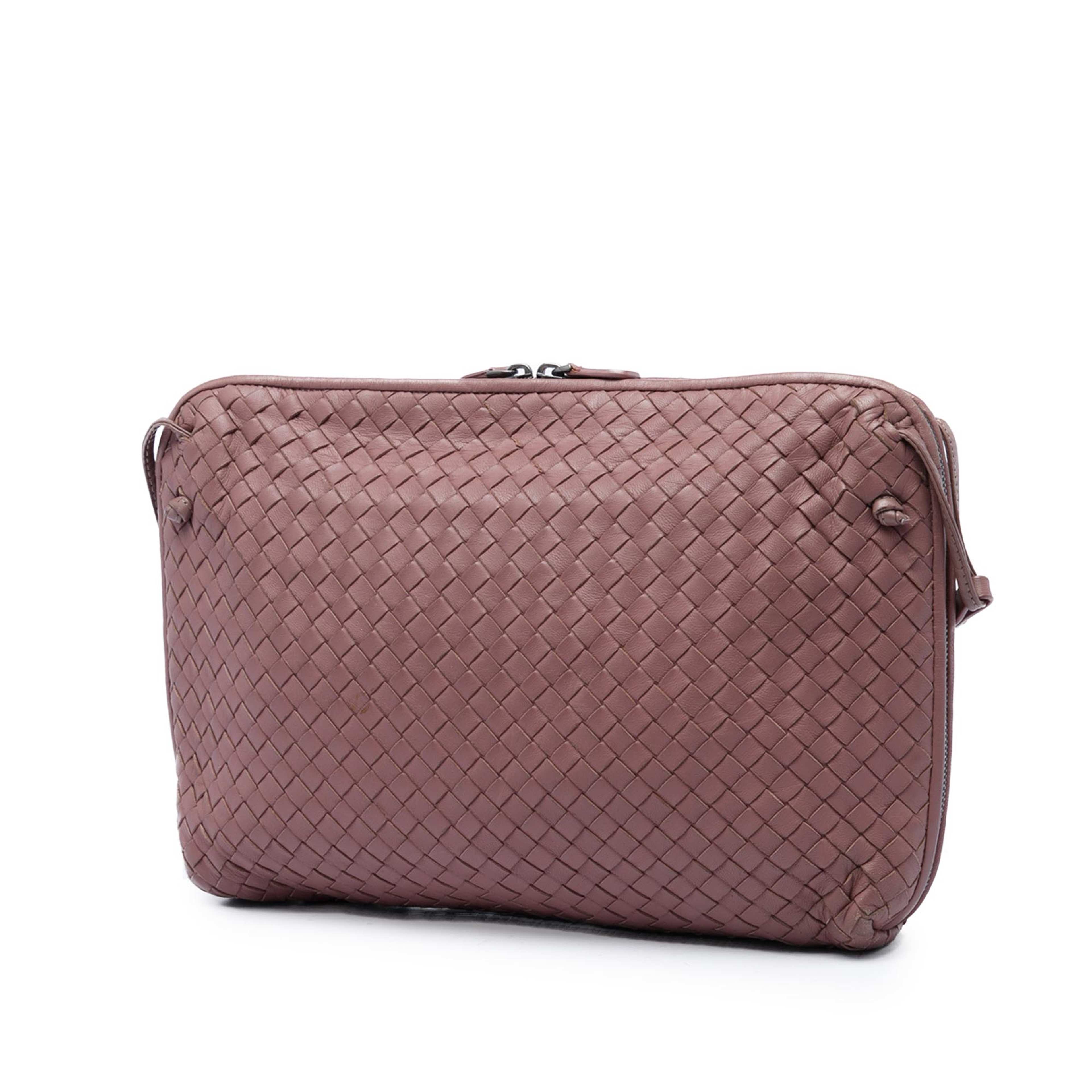 Bottega Veneta Large Nappa Intrecciato Nodini Crossbody, från Luxclusif, i färgen rosa. Klicka för att öppna bilden i stort format