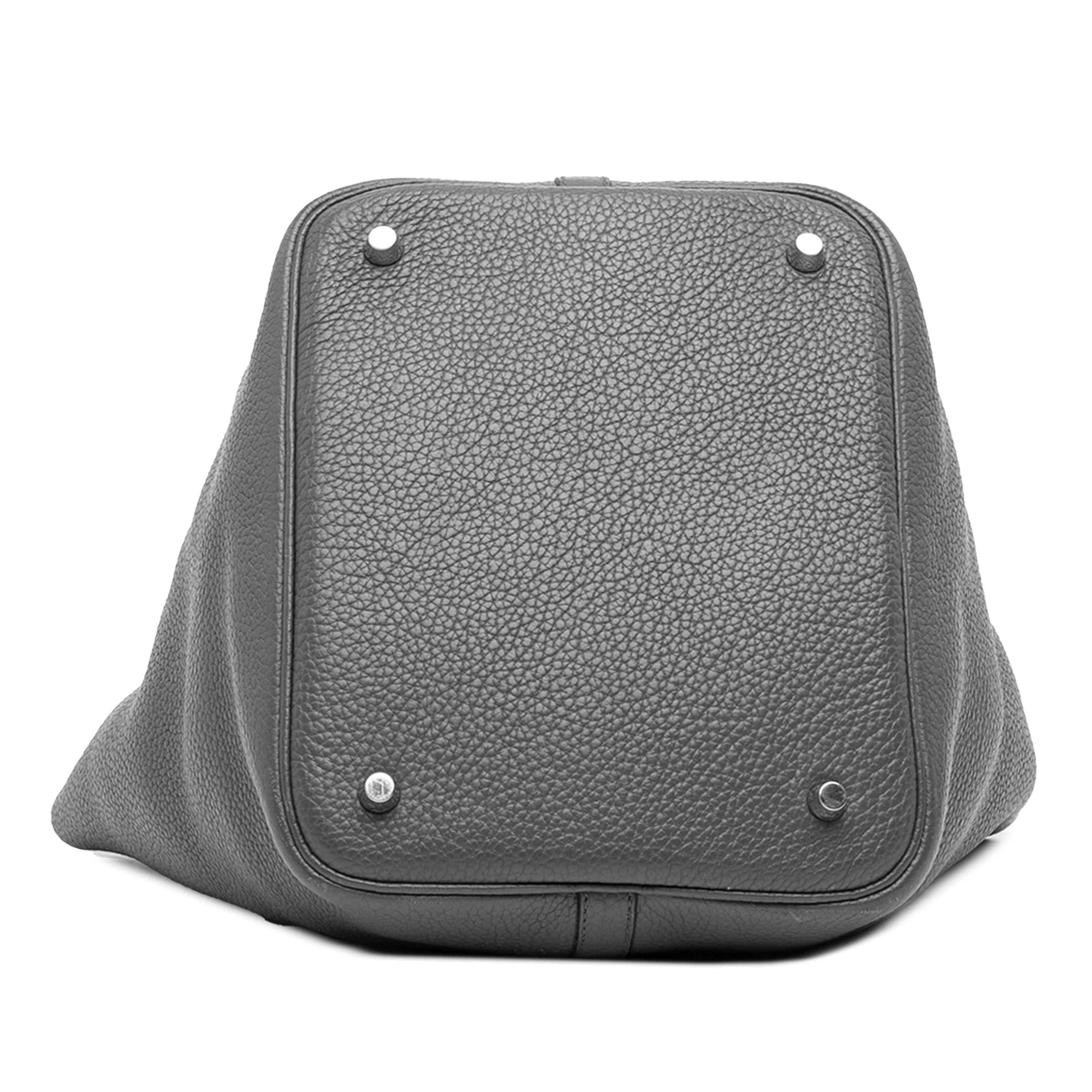 Hermès Clemence Picotin Lock 22, från Luxclusif, i färgen gray. Klicka för att öppna bilden i stort format