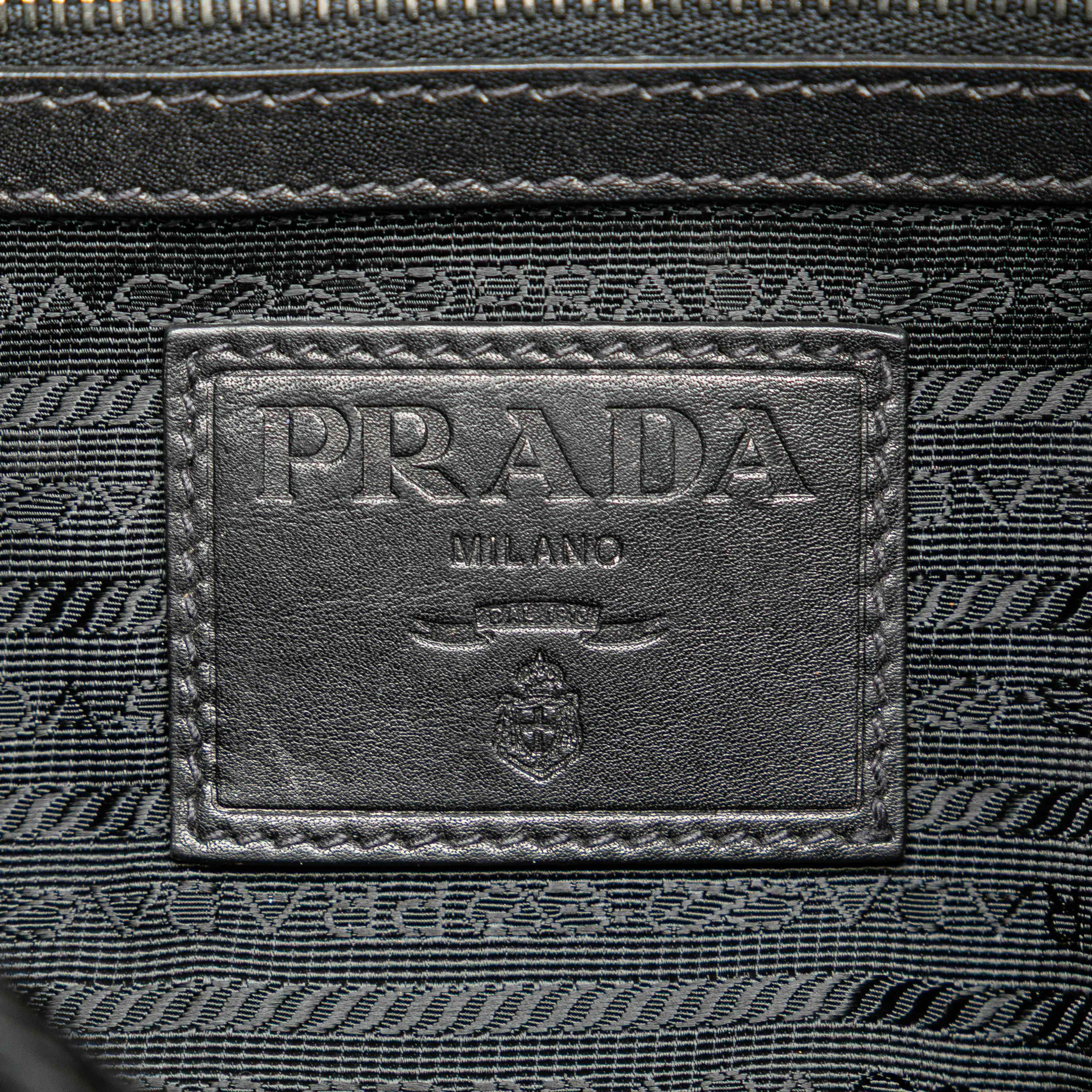 Prada Soft Calf Crossbody, från Luxclusif, i färgen black. Klicka för att öppna bilden i stort format