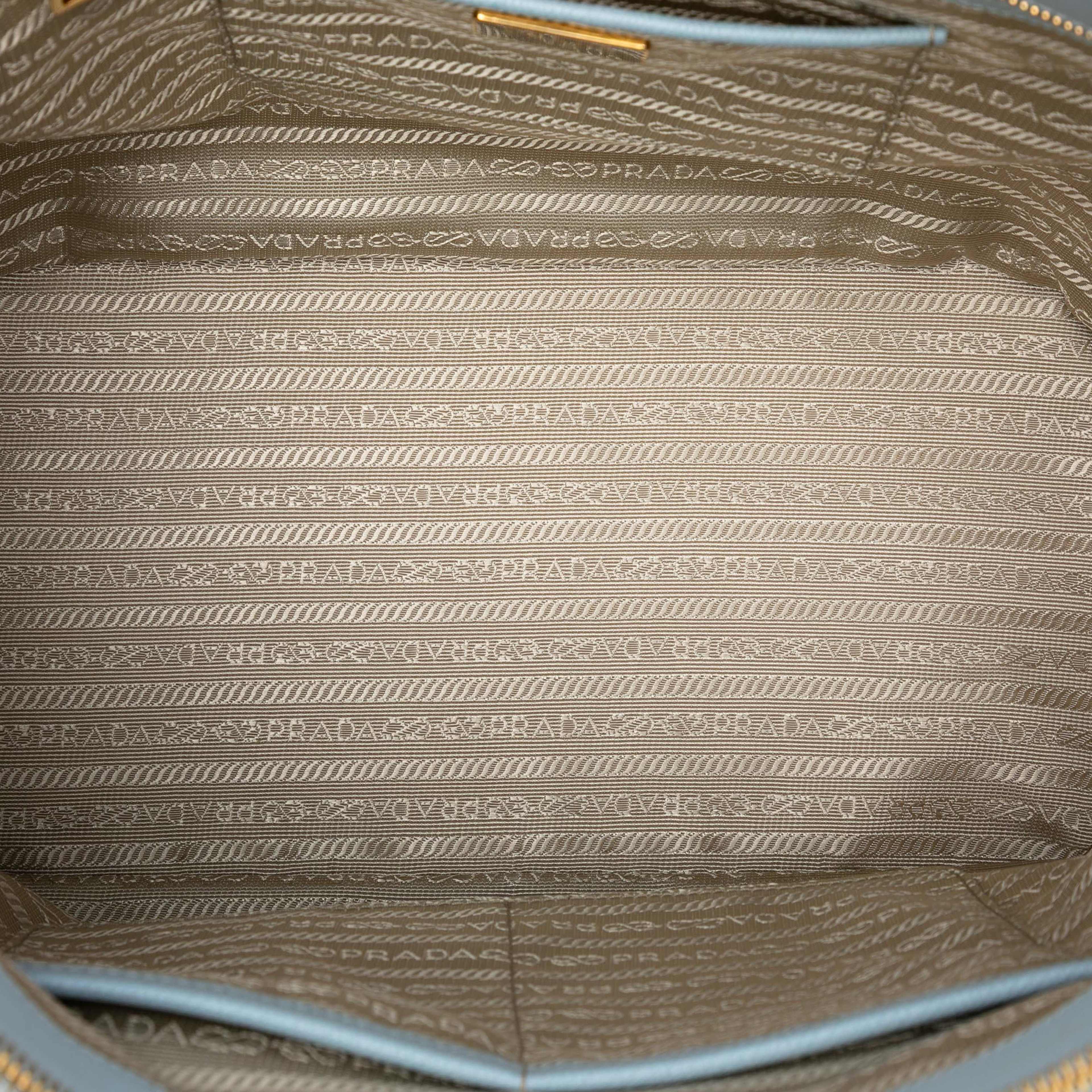 Prada Large Saffiano Lux Galleria Double Zip Satchel, från Luxclusif, i färgen light blue. Klicka för att öppna bilden i stort format