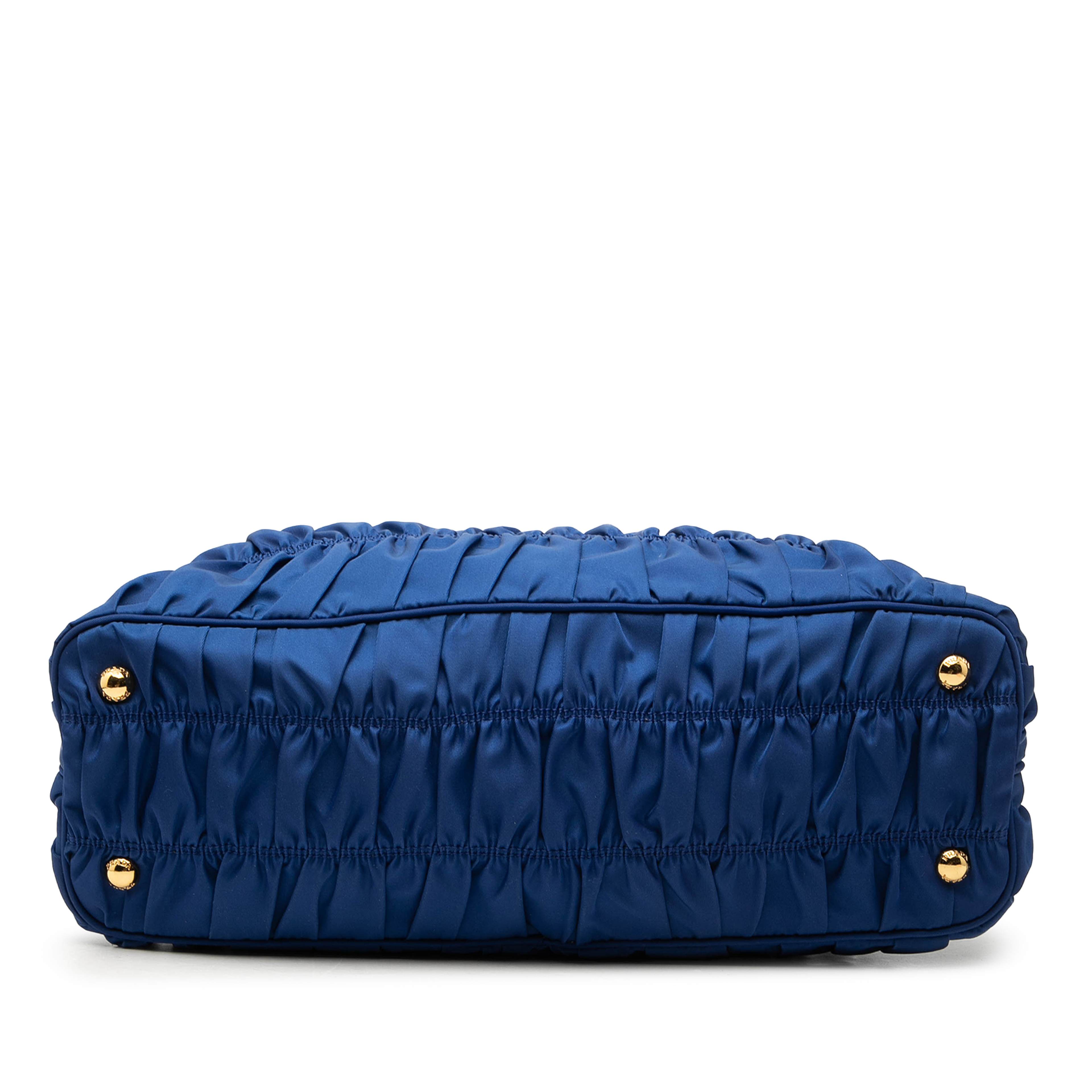 Prada Tessuto Gaufre Frame Satchel, från Luxclusif, i färgen blå. Klicka för att öppna bilden i stort format