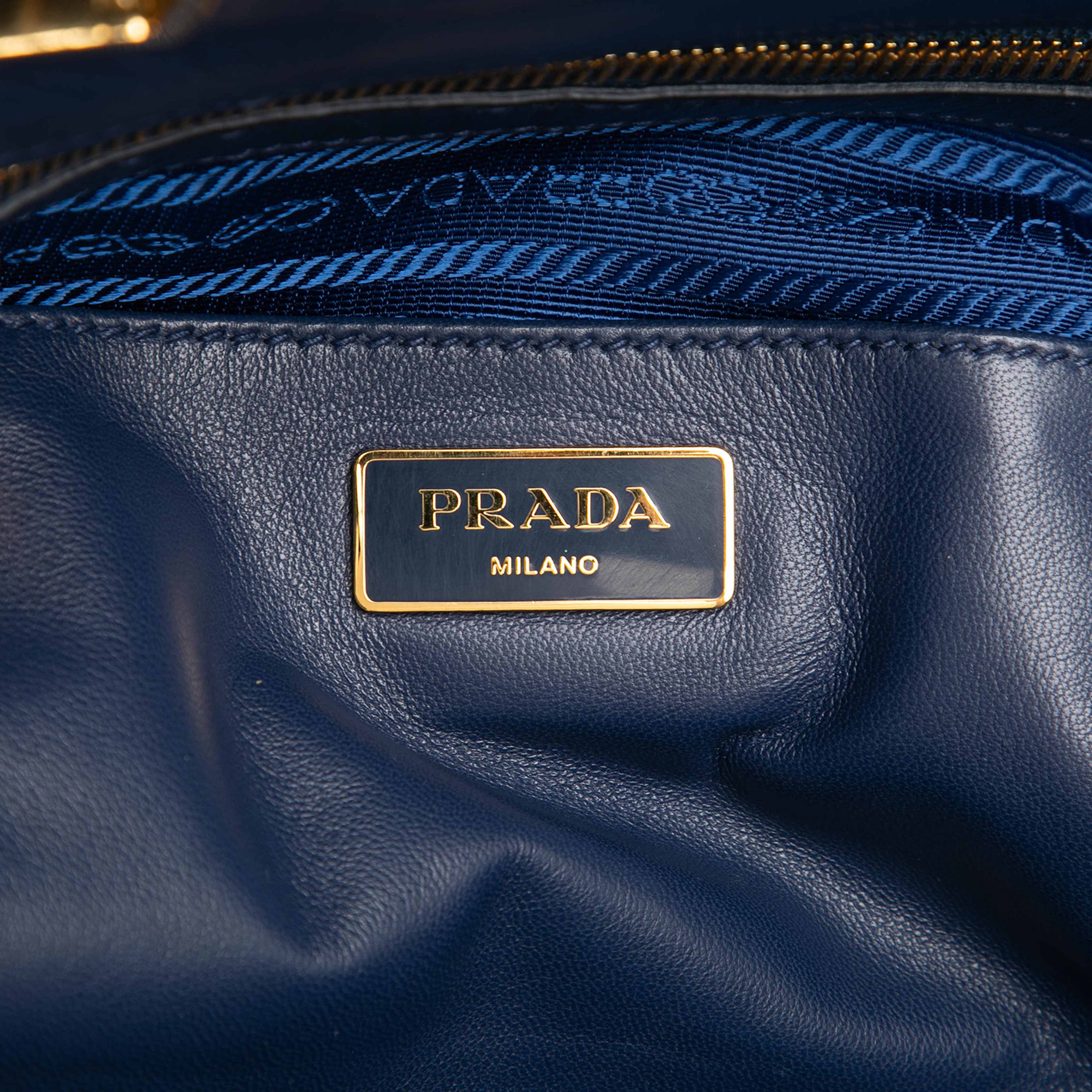 Prada Tessuto Gaufre Frame Satchel, från Luxclusif, i färgen blå. Klicka för att öppna bilden i stort format