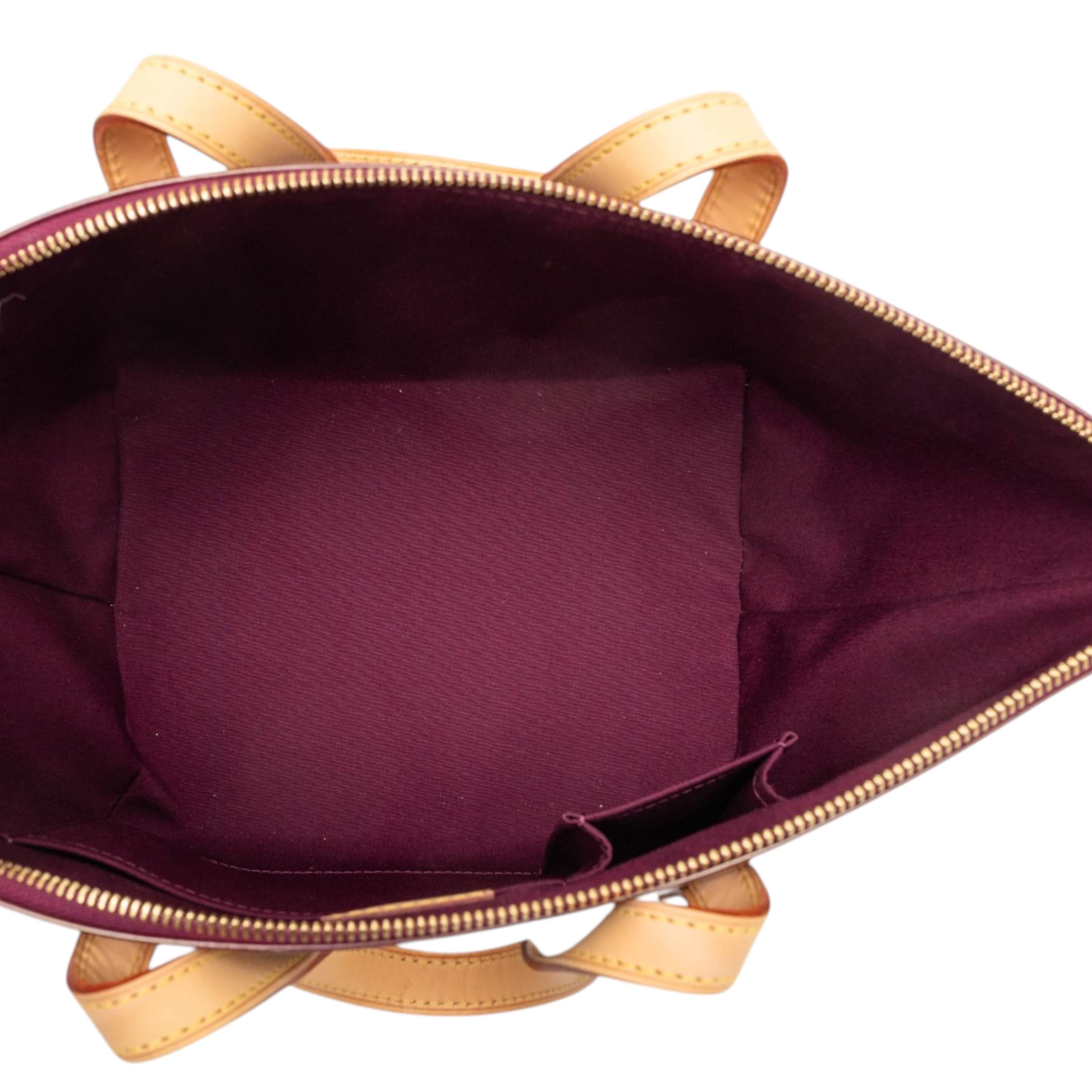Louis Vuitton Monogram Vernis Bellevue Pm, från Luxclusif, i färgen purpur. Klicka för att öppna bilden i stort format