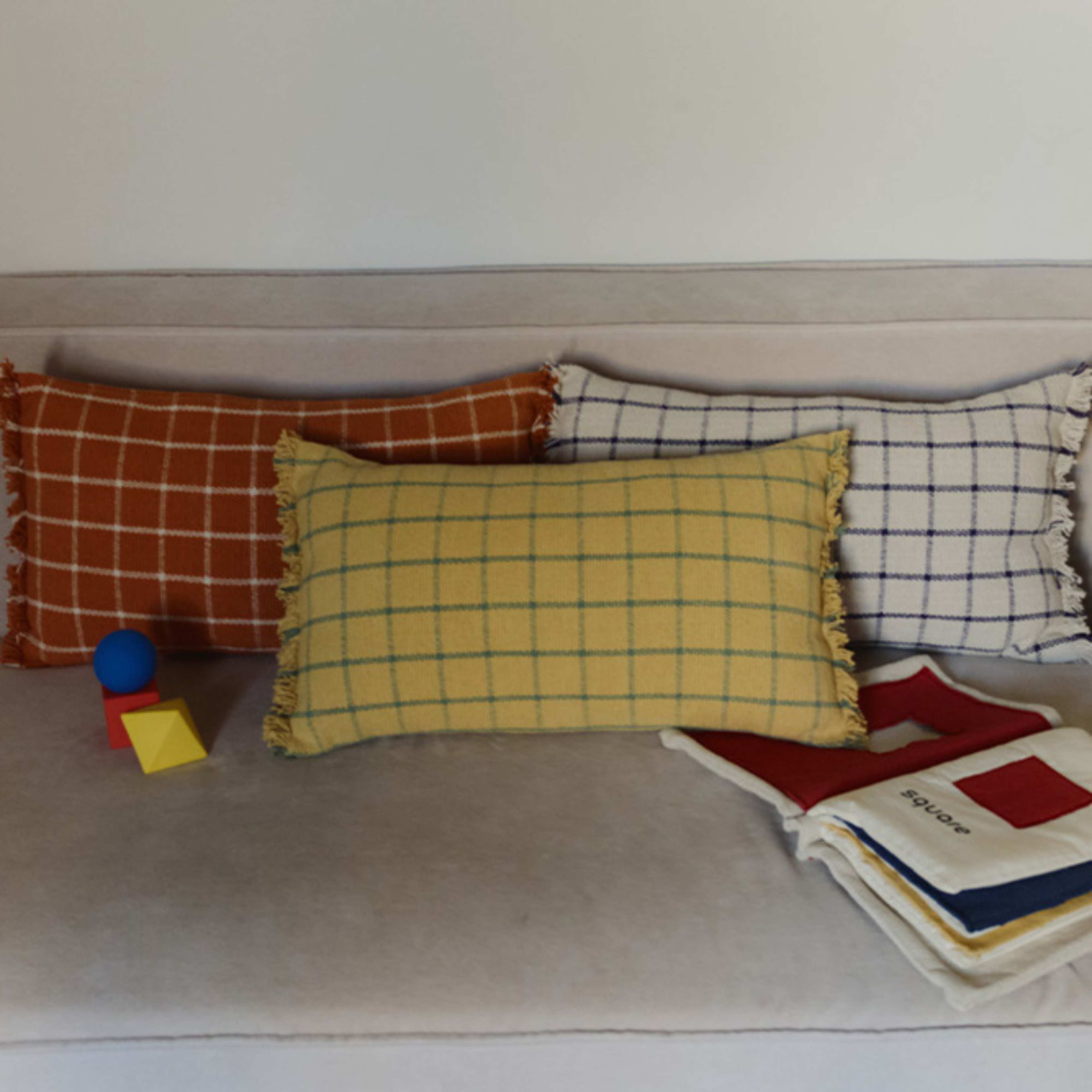 Kudde Geo Block, från LORENA CANALS, i färgen marinblå, naturlig. Klicka för att öppna bilden i stort format