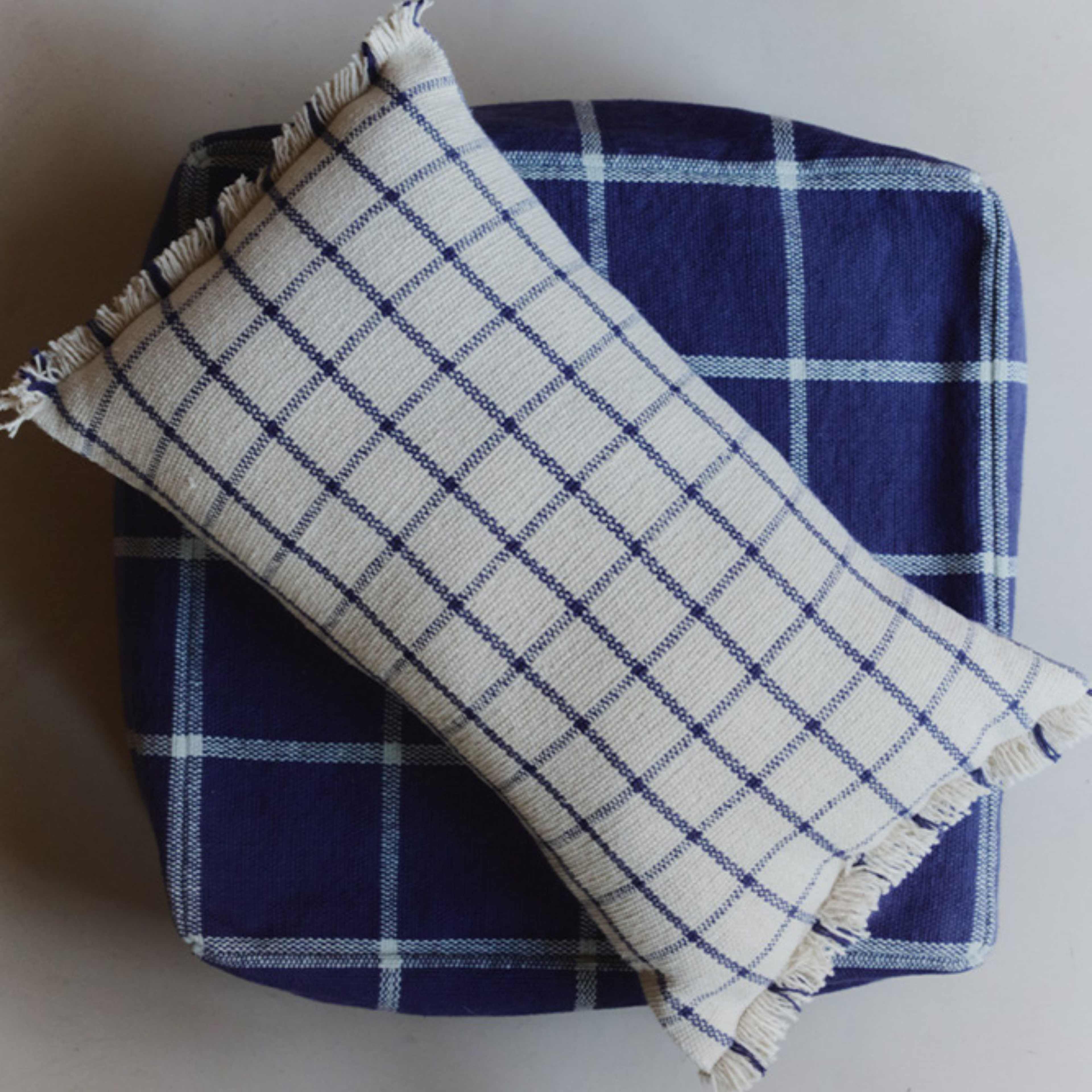 Kudde Geo Block, från LORENA CANALS, i färgen marinblå, naturlig. Klicka för att öppna bilden i stort format