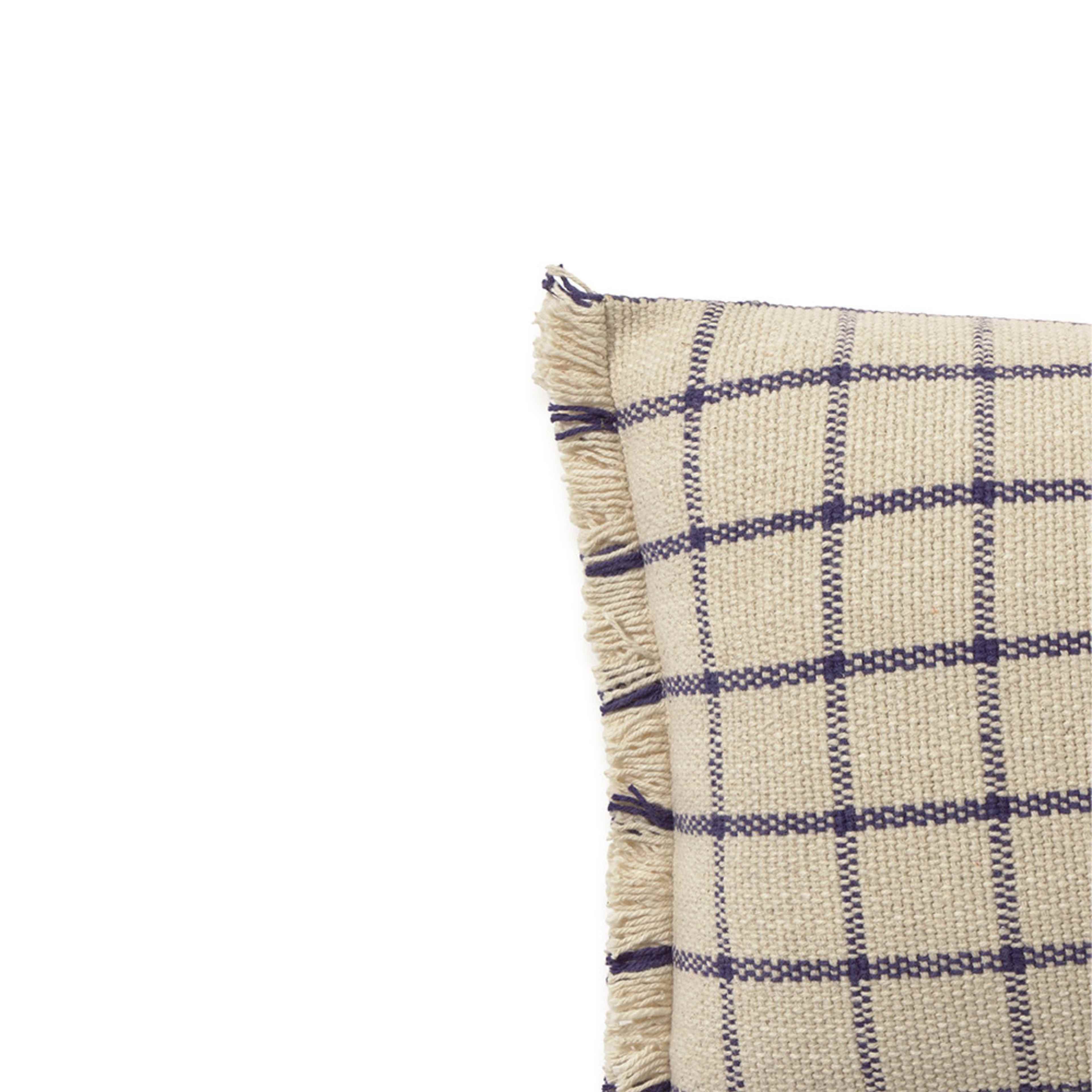 Kudde Geo Block, från LORENA CANALS, i färgen marinblå, naturlig. Klicka för att öppna bilden i stort format