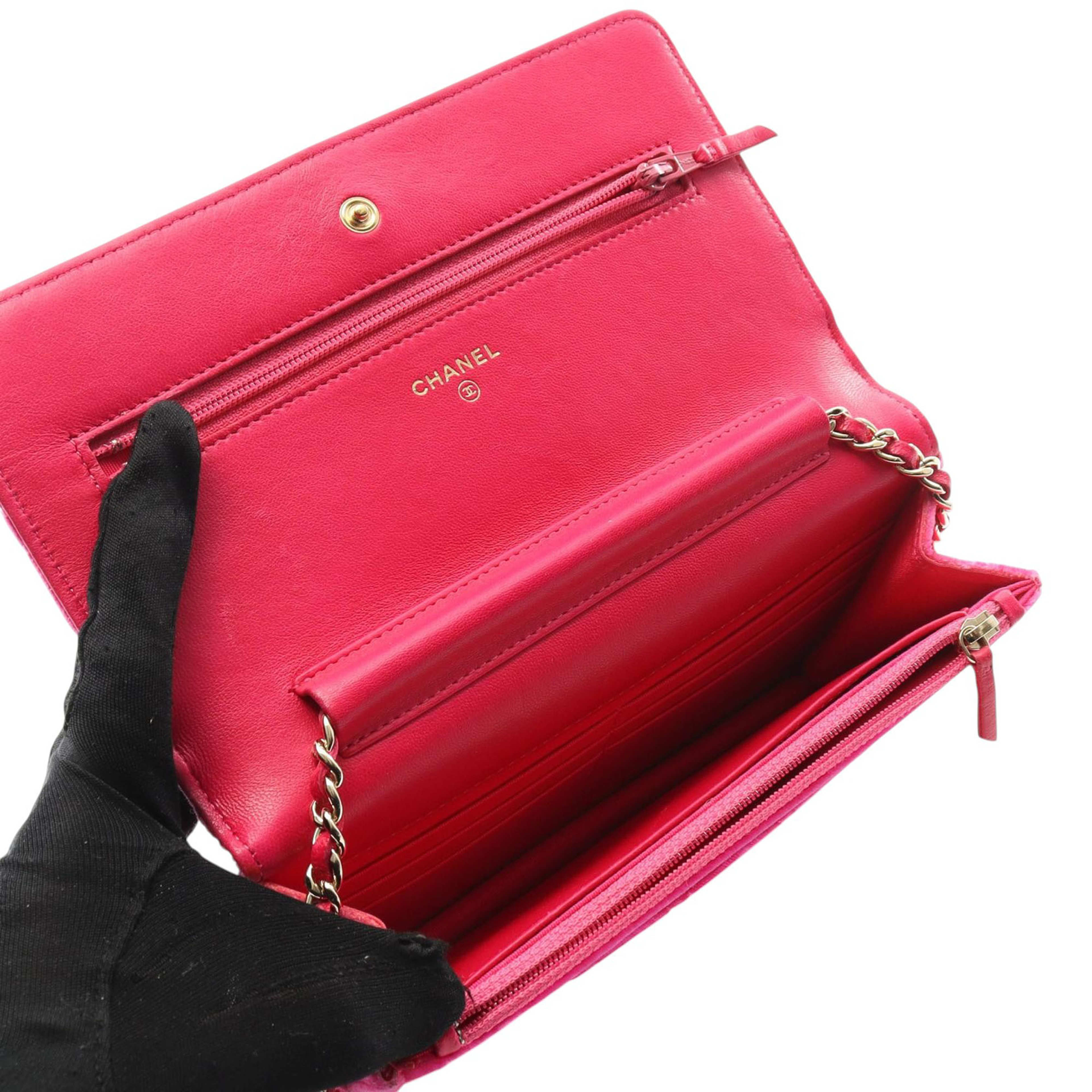 Chanel Cc Quilted Velvet Wallet On Chain, från Luxclusif, i färgen dark pink. Klicka för att öppna bilden i stort format
