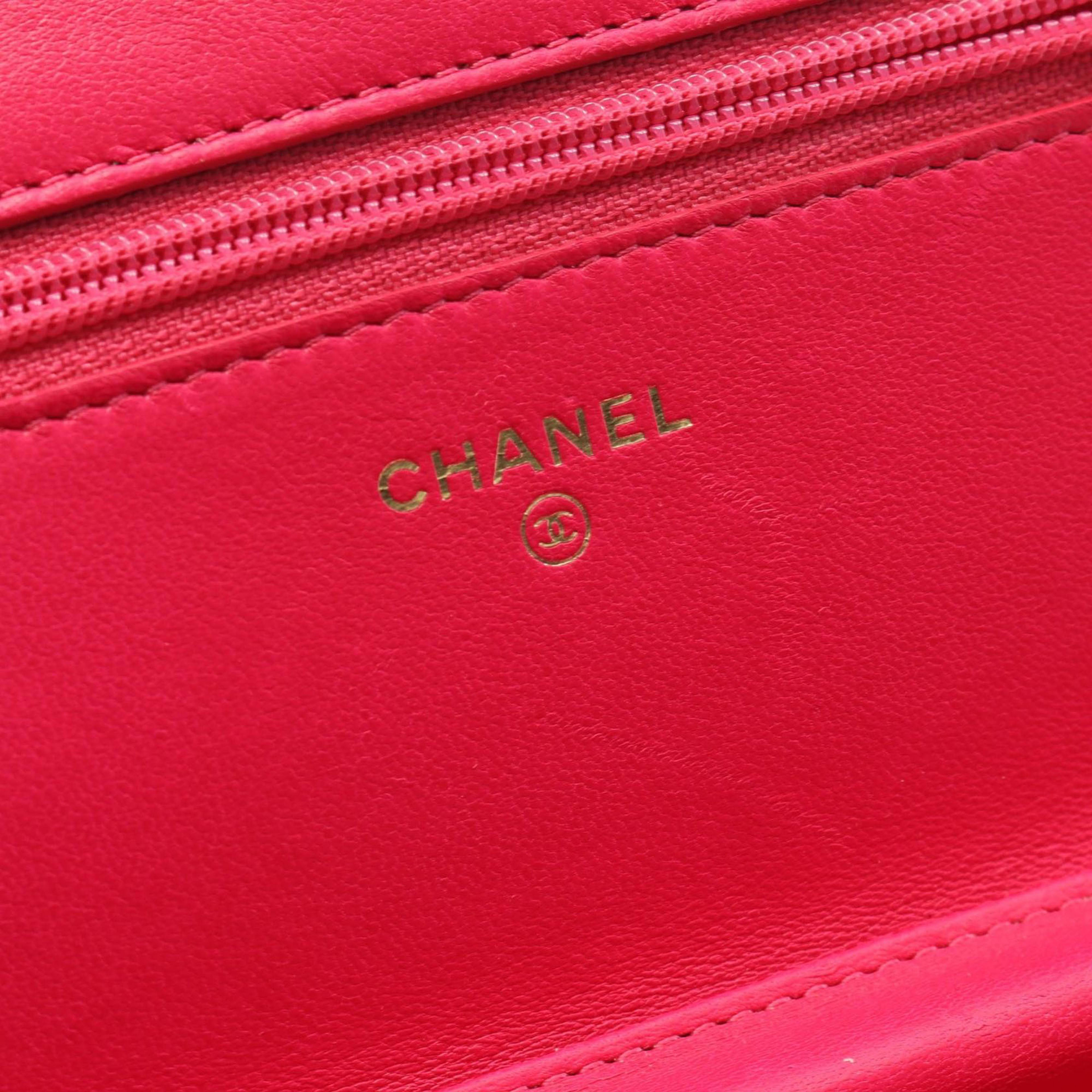 Chanel Cc Quilted Velvet Wallet On Chain, från Luxclusif, i färgen dark pink. Klicka för att öppna bilden i stort format