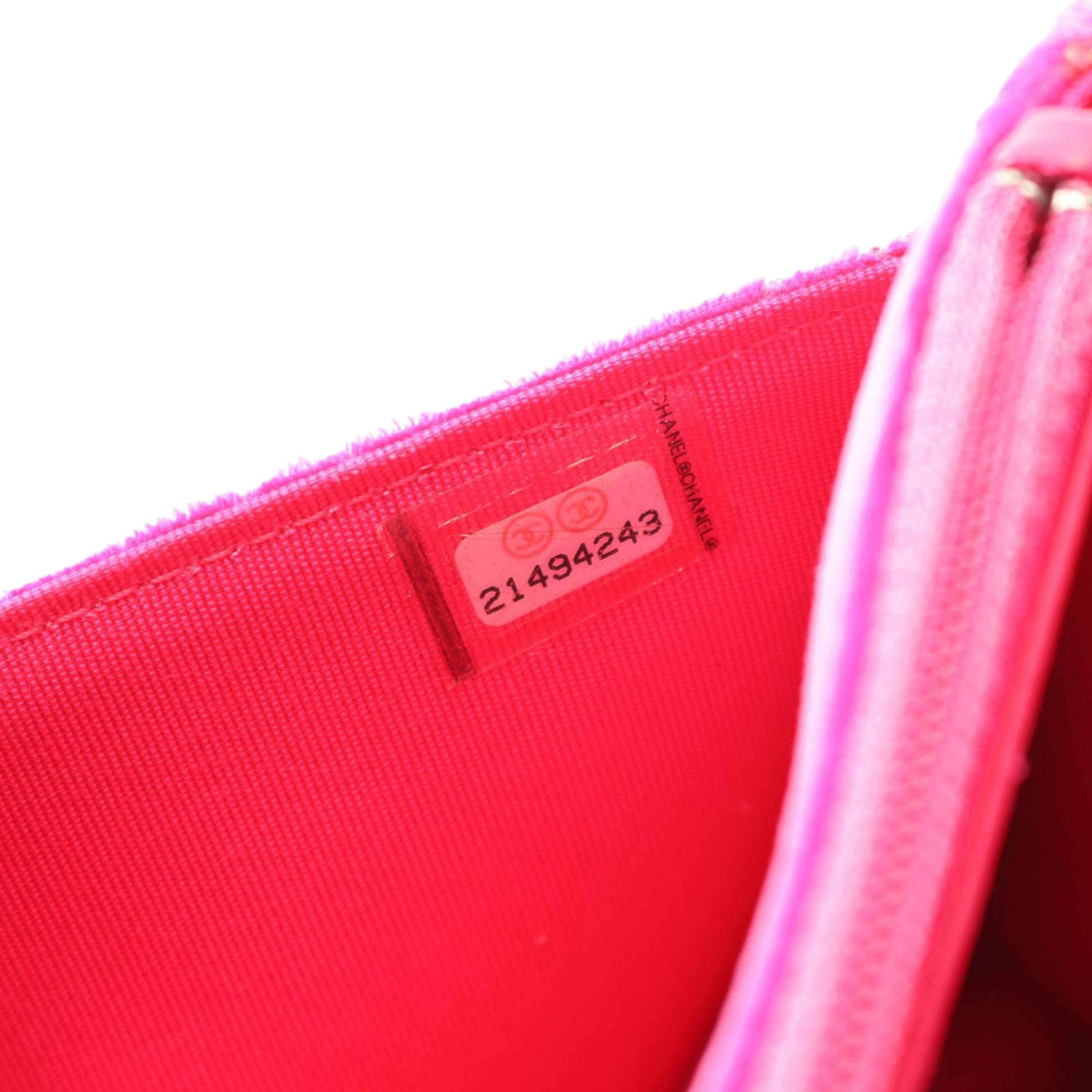 Chanel Cc Quilted Velvet Wallet On Chain, från Luxclusif, i färgen dark pink. Klicka för att öppna bilden i stort format