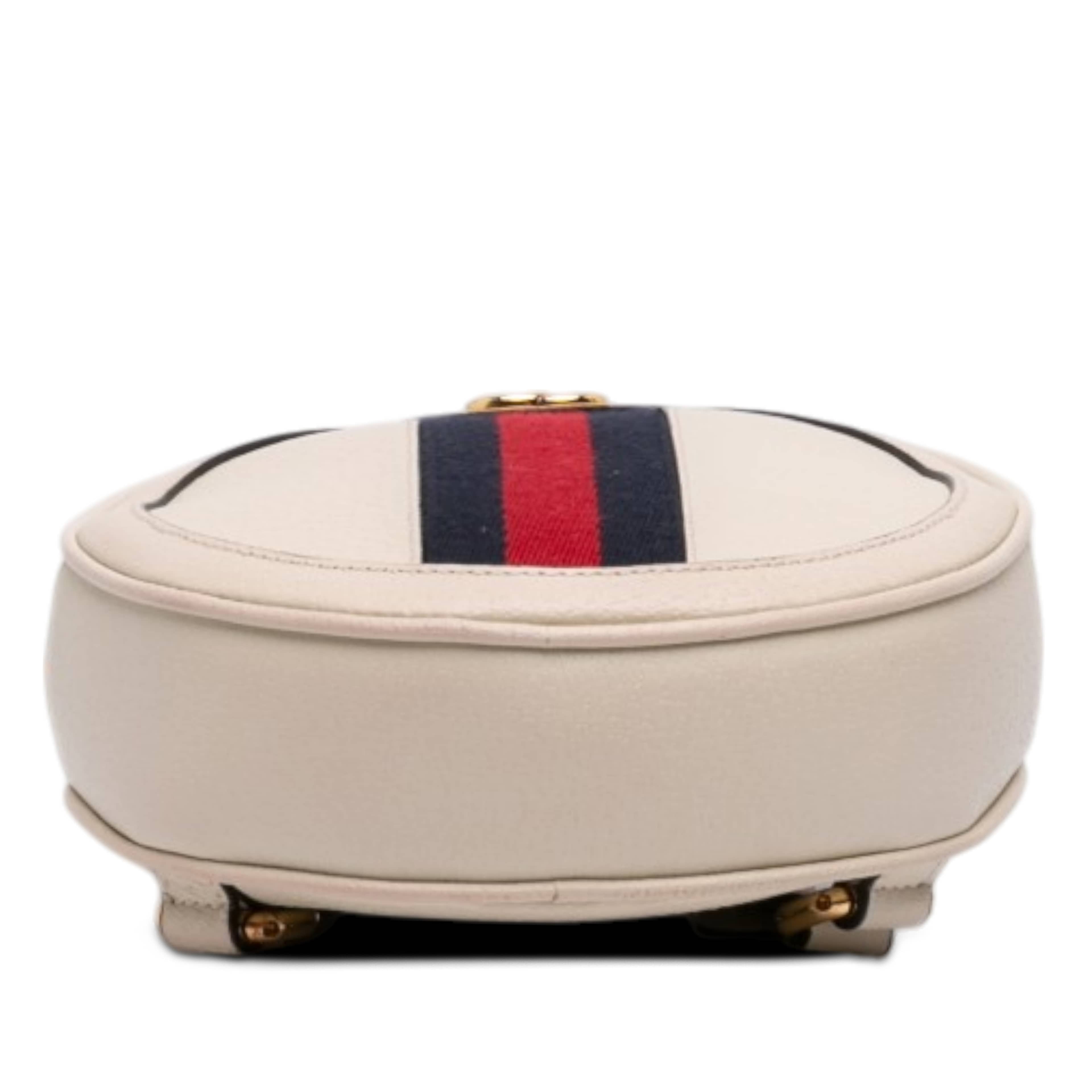 Gucci Mini Leather Round Ophidia Backpack, från Luxclusif, i färgen vit. Klicka för att öppna bilden i stort format