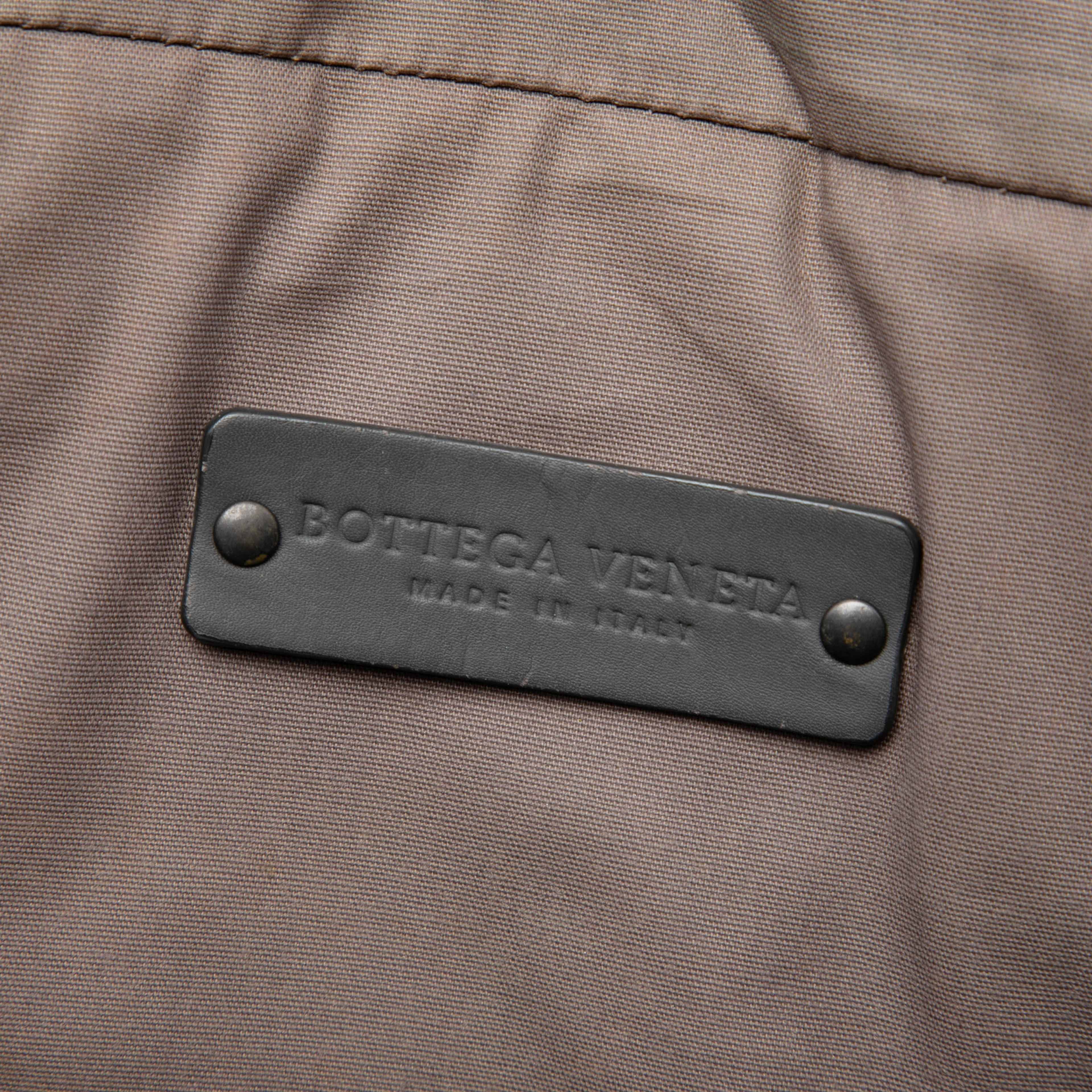 Bottega Veneta Intrecciato Trimmed Nappa Business Bag, från Luxclusif, i färgen grå. Klicka för att öppna bilden i stort format