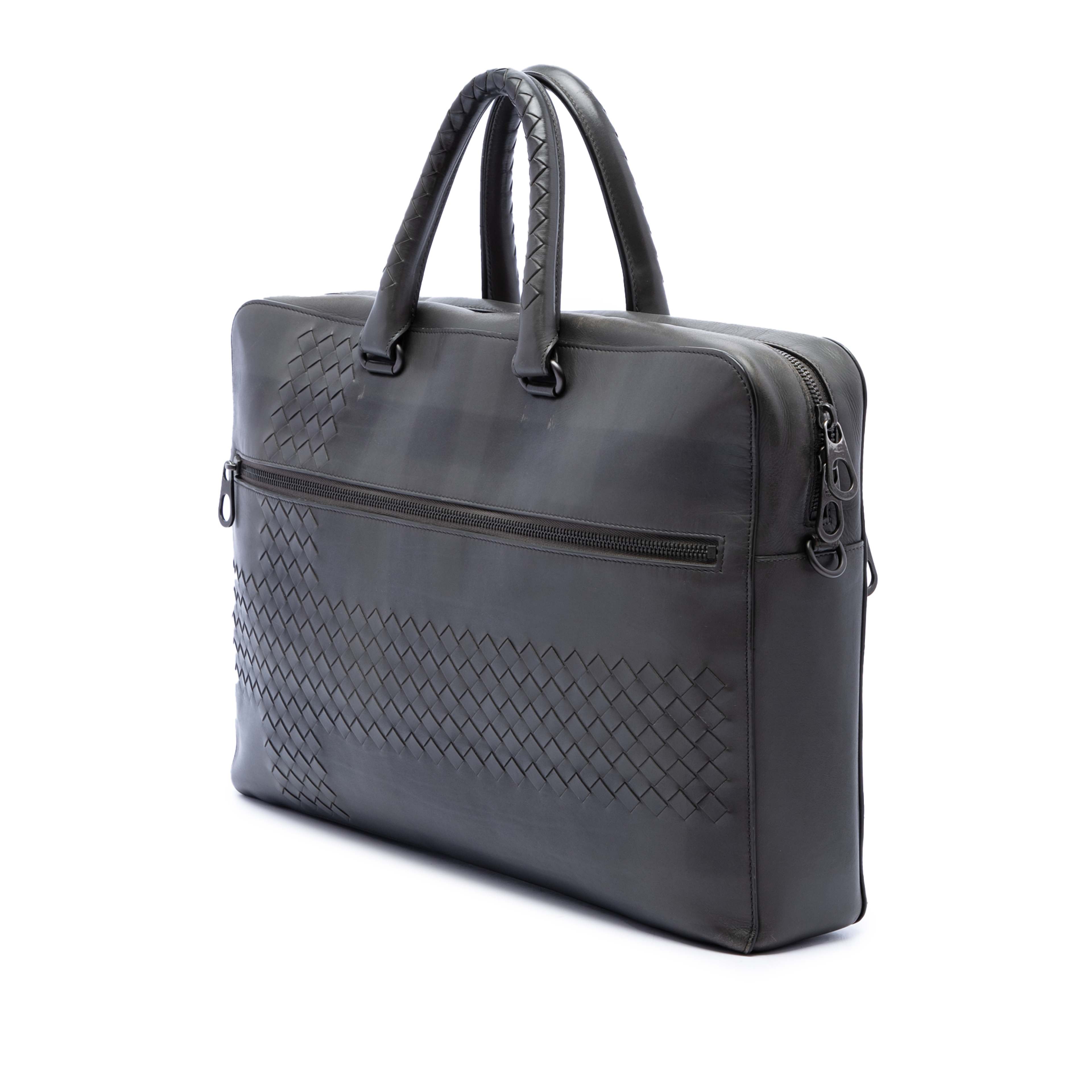 Bottega Veneta Intrecciato Trimmed Nappa Business Bag, från Luxclusif, i färgen grå. Klicka för att öppna bilden i stort format