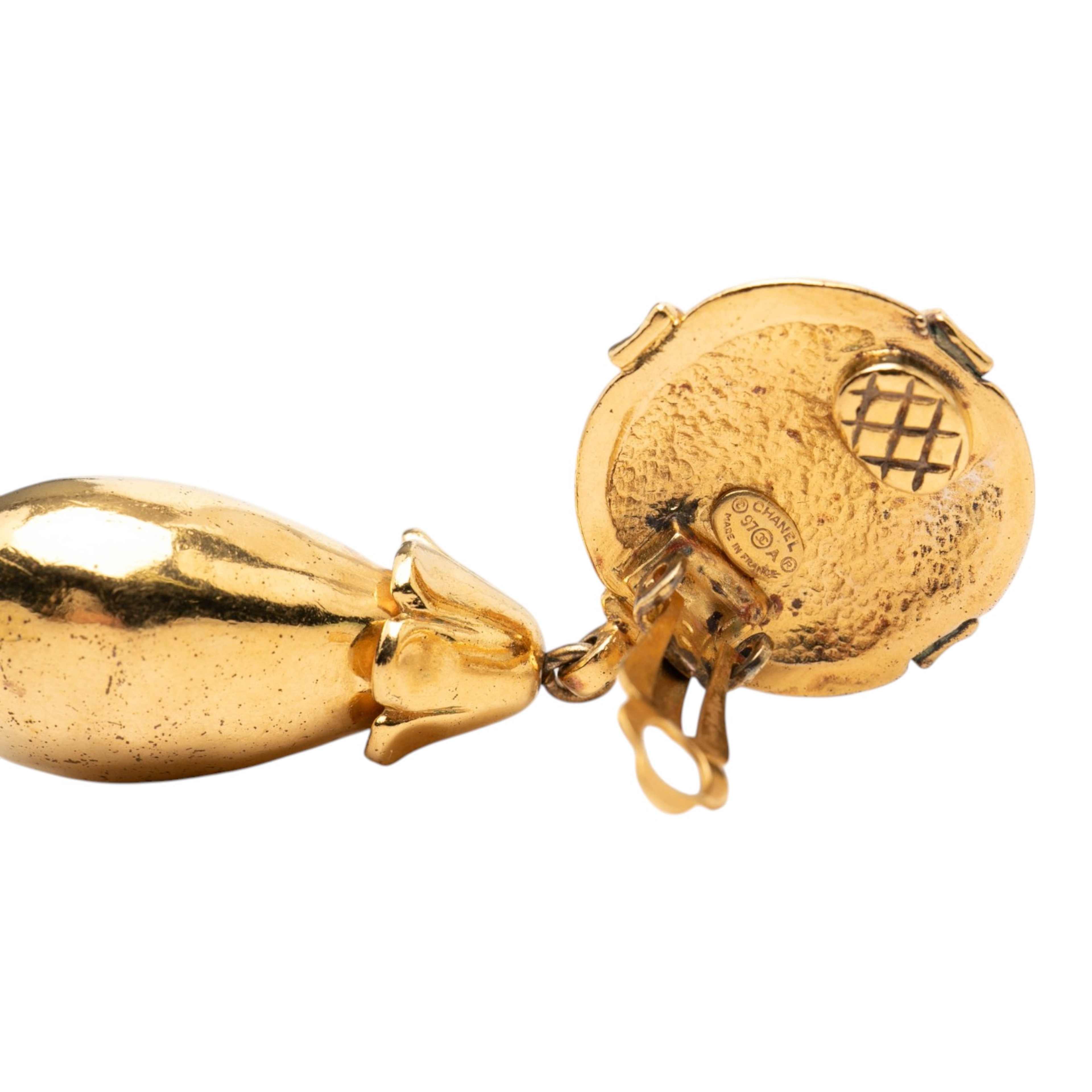 Chanel Cc Gold Plated Dangle Clip On Earrings, från Luxclusif, i färgen gold. Klicka för att öppna bilden i stort format