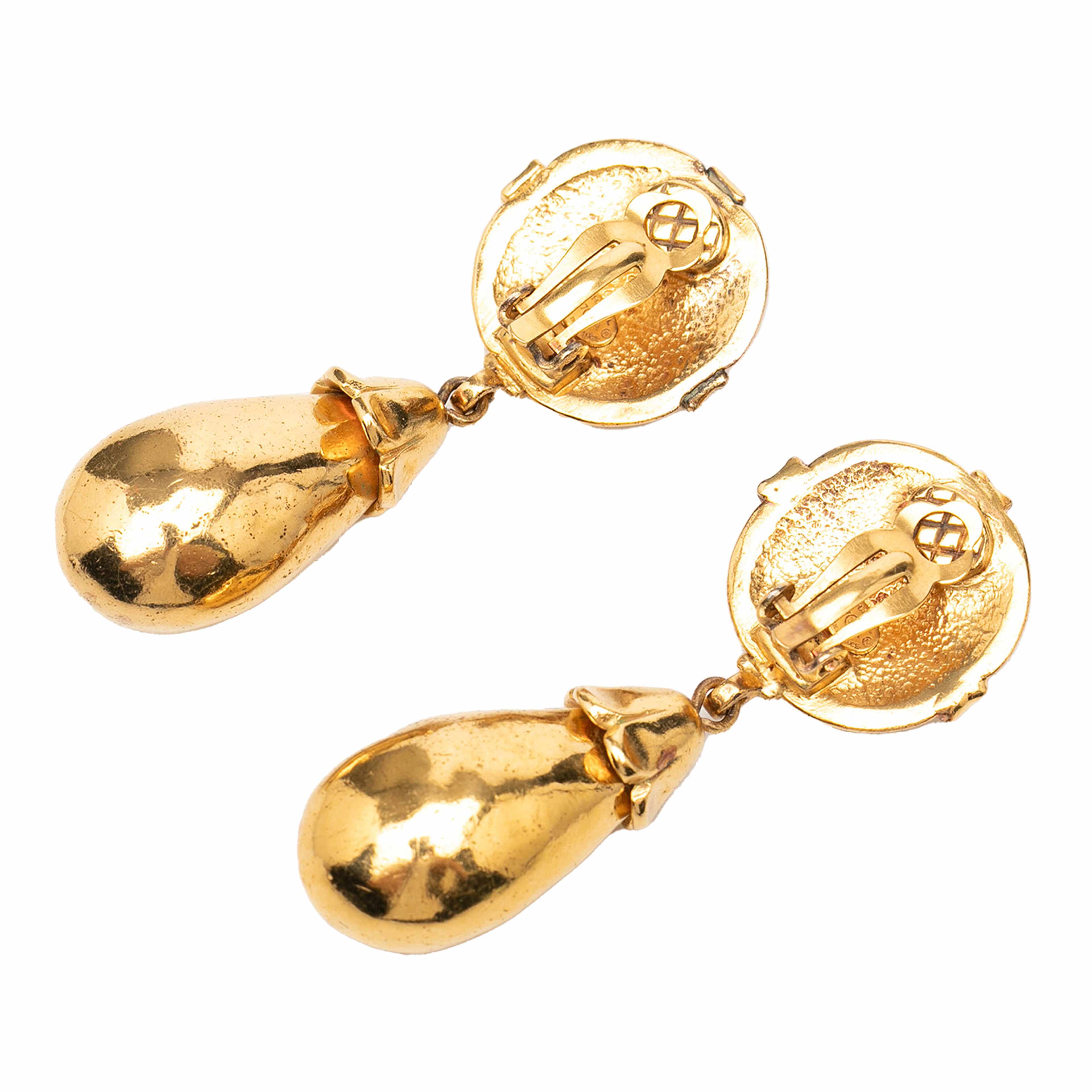 Chanel Cc Gold Plated Dangle Clip On Earrings, från Luxclusif, i färgen gold. Klicka för att öppna bilden i stort format