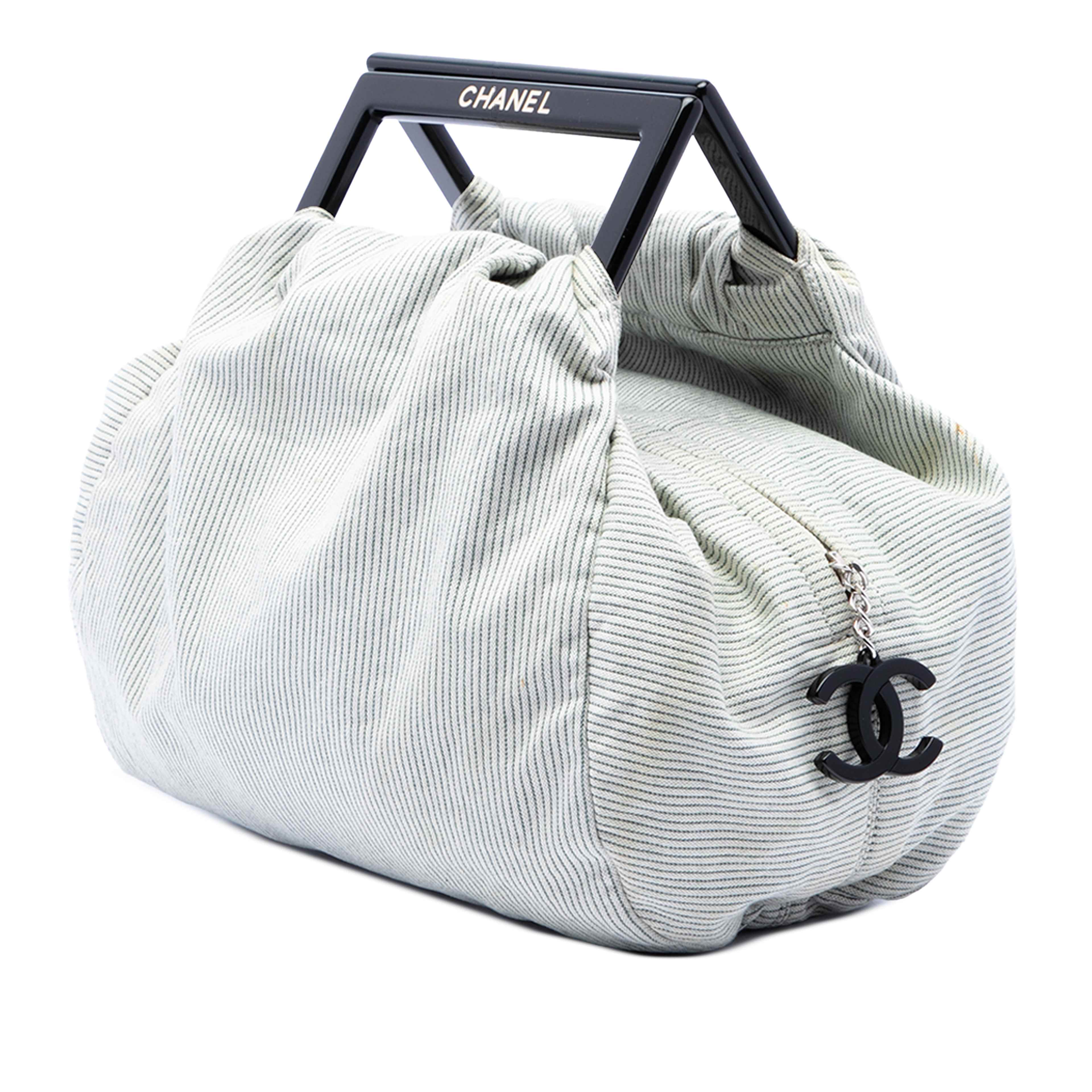 Chanel Striped Canvas Coco Paris Handbag, från Luxclusif, i färgen grå. Klicka för att öppna bilden i stort format