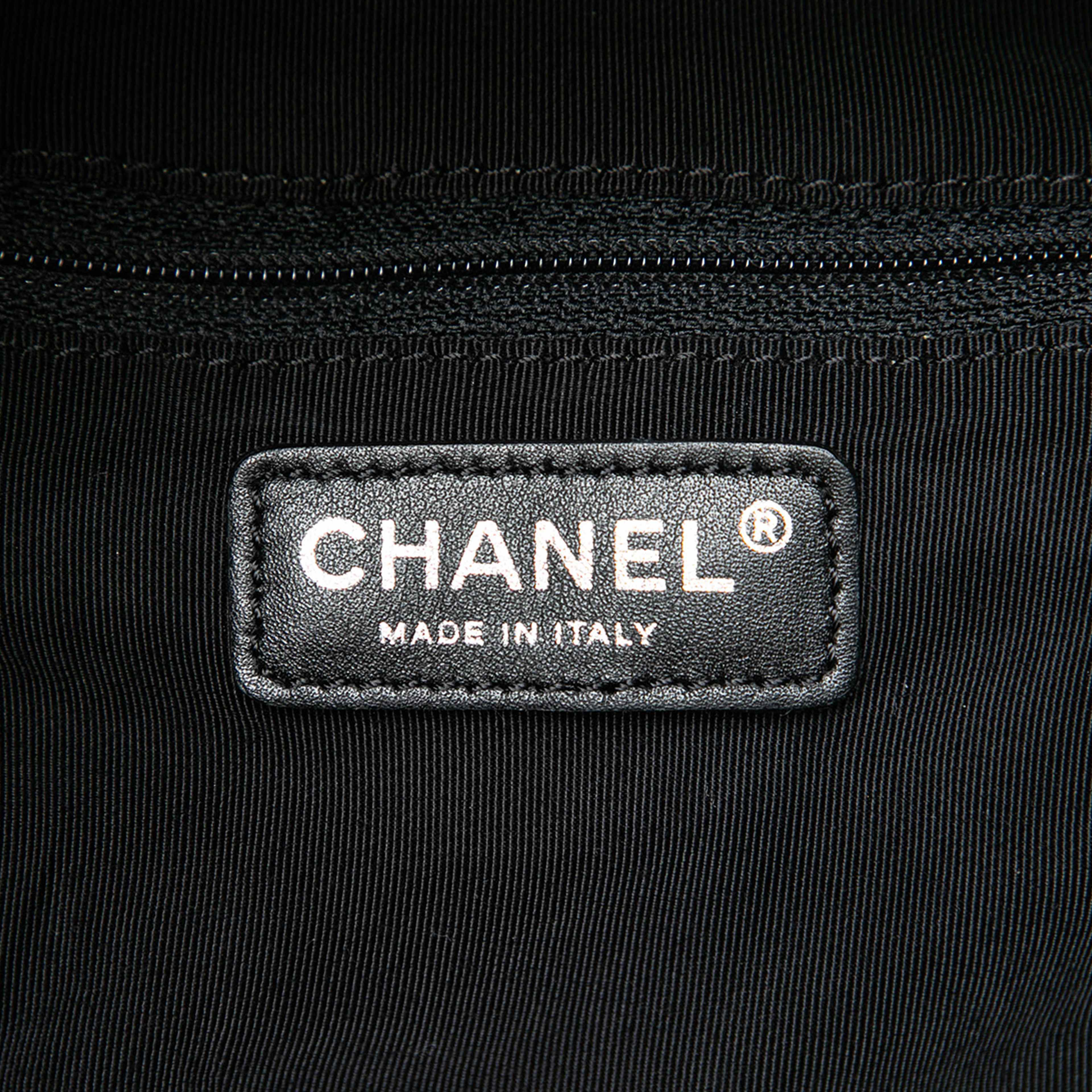 Chanel Striped Canvas Coco Paris Handbag, från Luxclusif, i färgen grå. Klicka för att öppna bilden i stort format