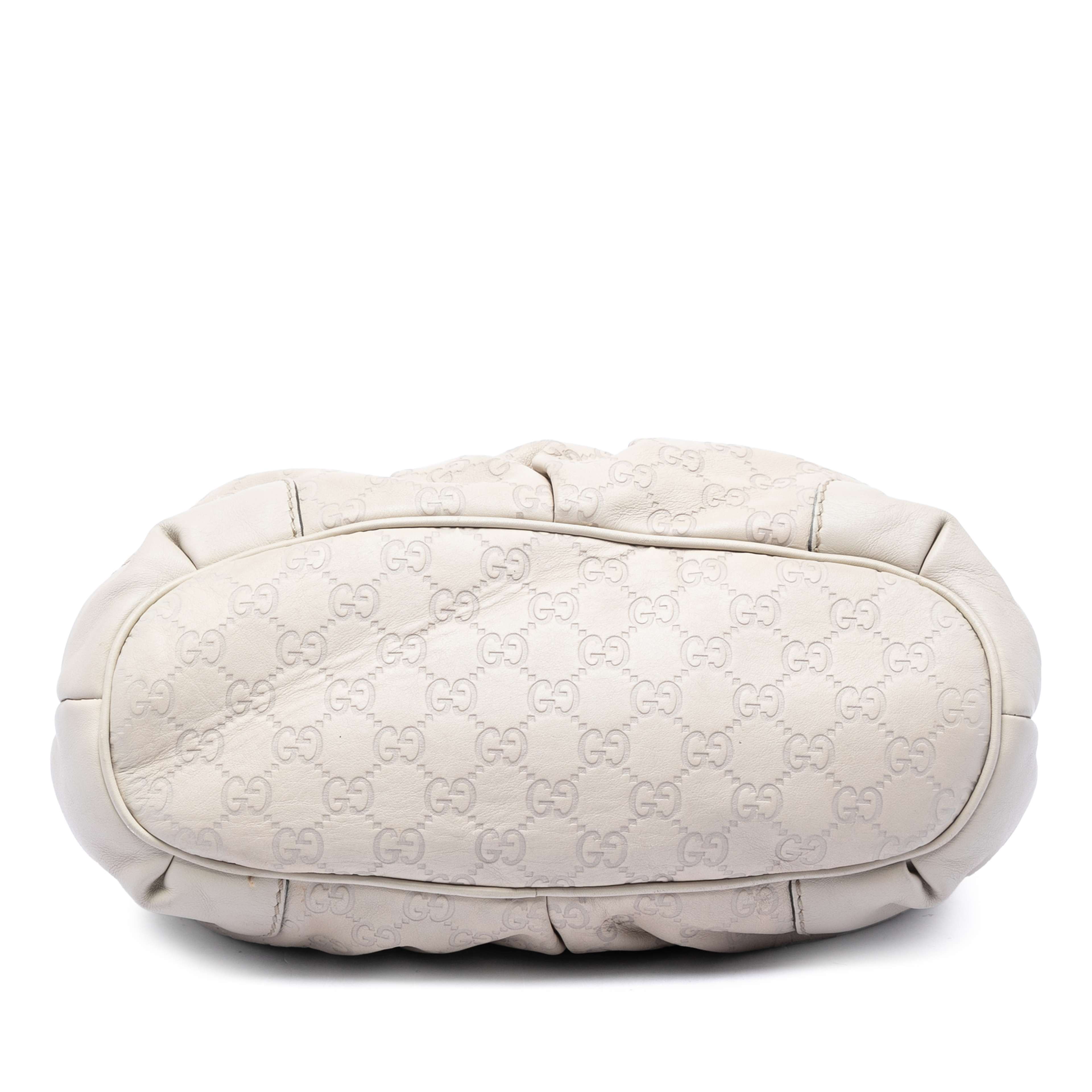 Gucci Guccissima Sukey Satchel, från Luxclusif, i färgen vit. Klicka för att öppna bilden i stort format