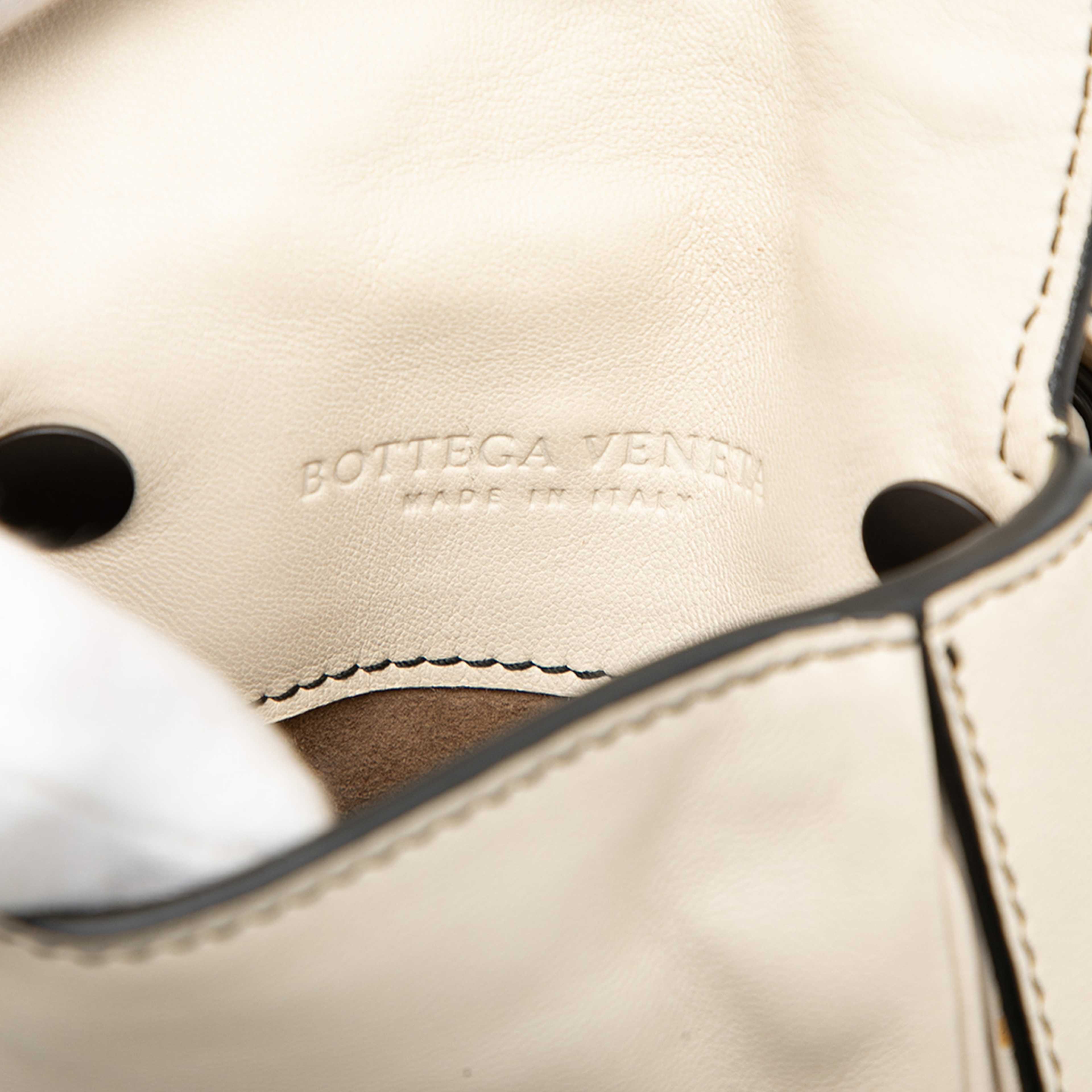 Bottega Veneta Nappa Intrecciato Double Sided Flap Crossbody, från Luxclusif, i färgen ivory. Klicka för att öppna bilden i stort format