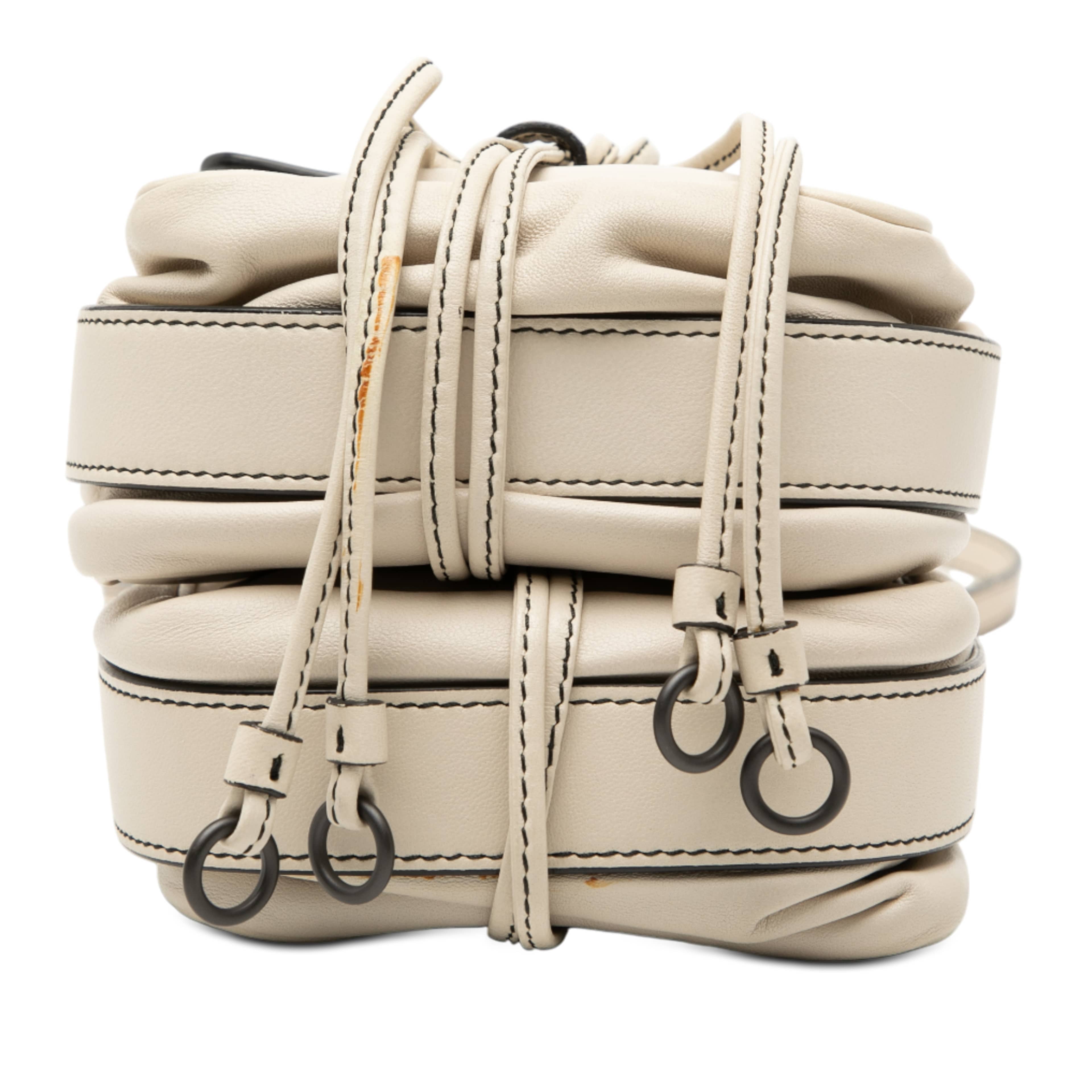 Bottega Veneta Nappa Intrecciato Double Sided Flap Crossbody, från Luxclusif, i färgen vit. Klicka för att öppna bilden i stort format