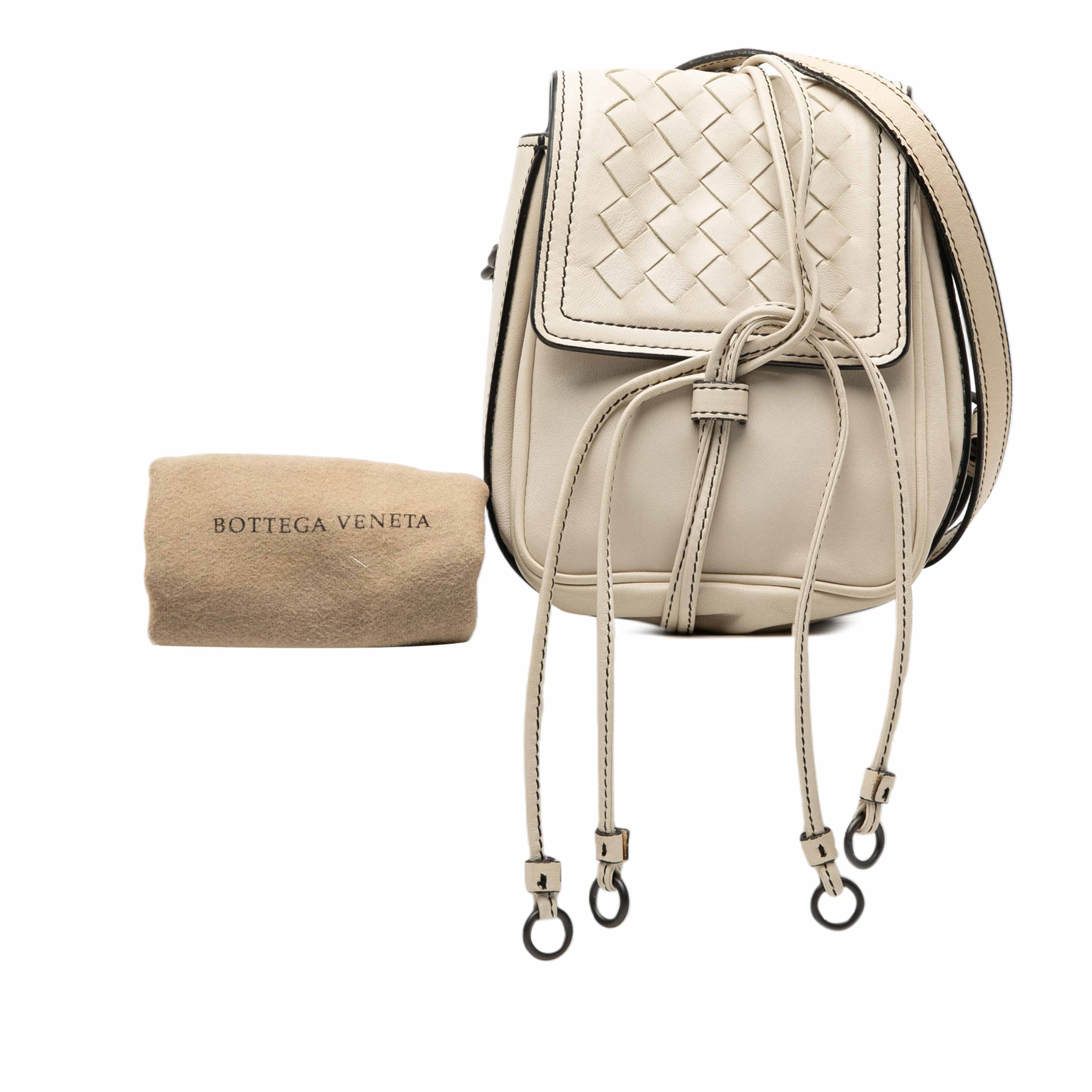 Bottega Veneta Nappa Intrecciato Double Sided Flap Crossbody, från Luxclusif, i färgen vit. Klicka för att öppna bilden i stort format