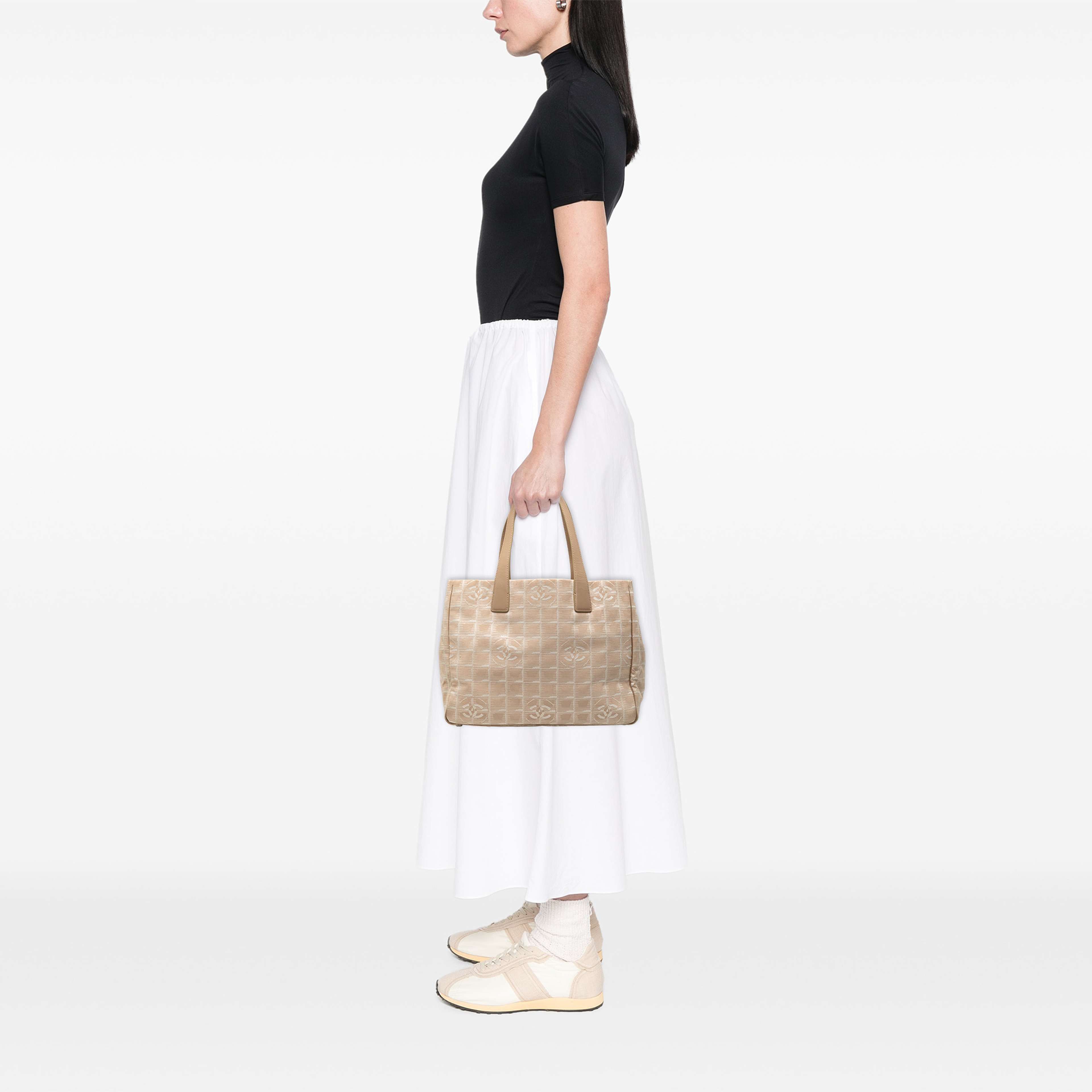 Chanel New Travel Line Nylon Tote, från Luxclusif, i färgen beige. Klicka för att öppna bilden i stort format