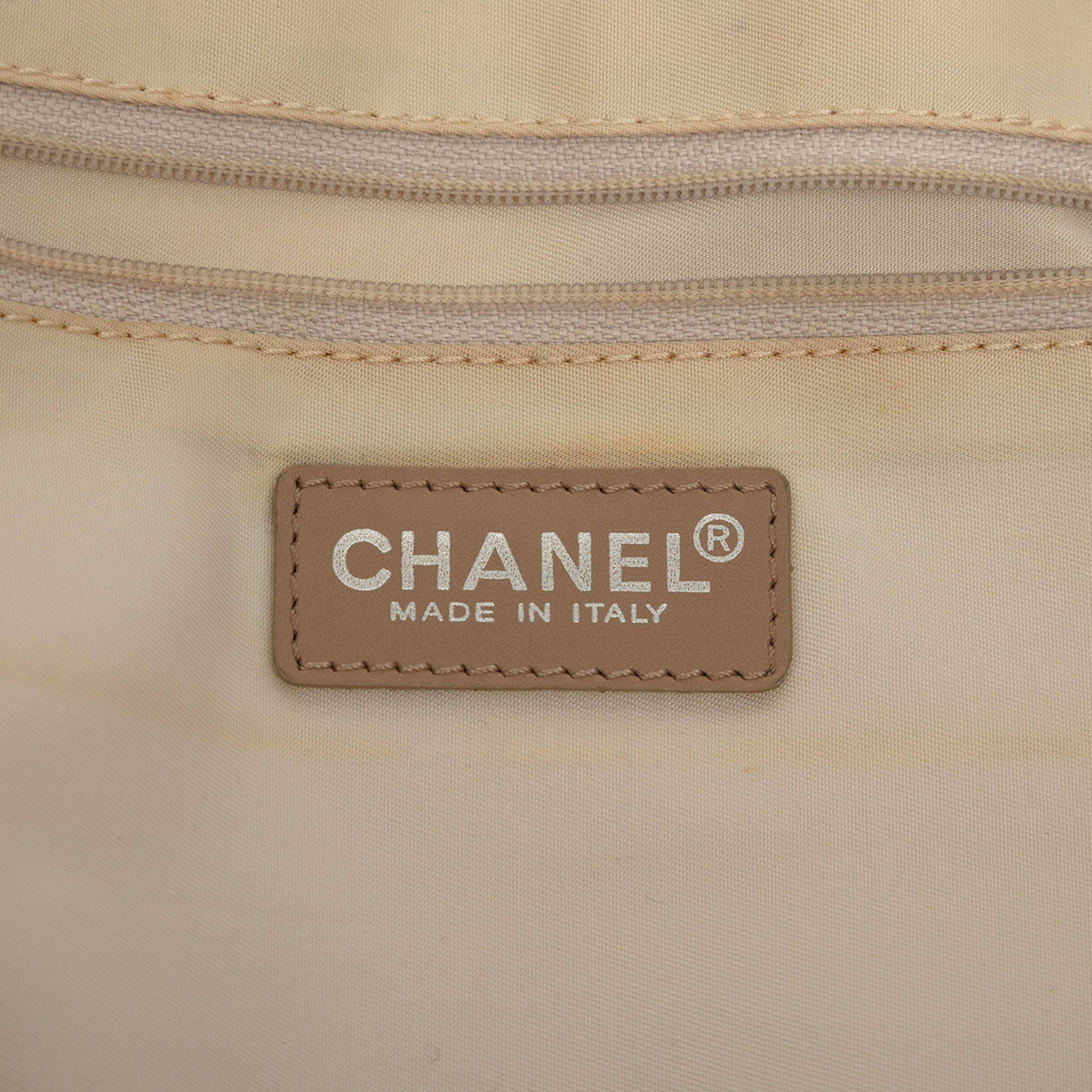 Chanel New Travel Line Nylon Tote, från Luxclusif, i färgen light beige. Klicka för att öppna bilden i stort format