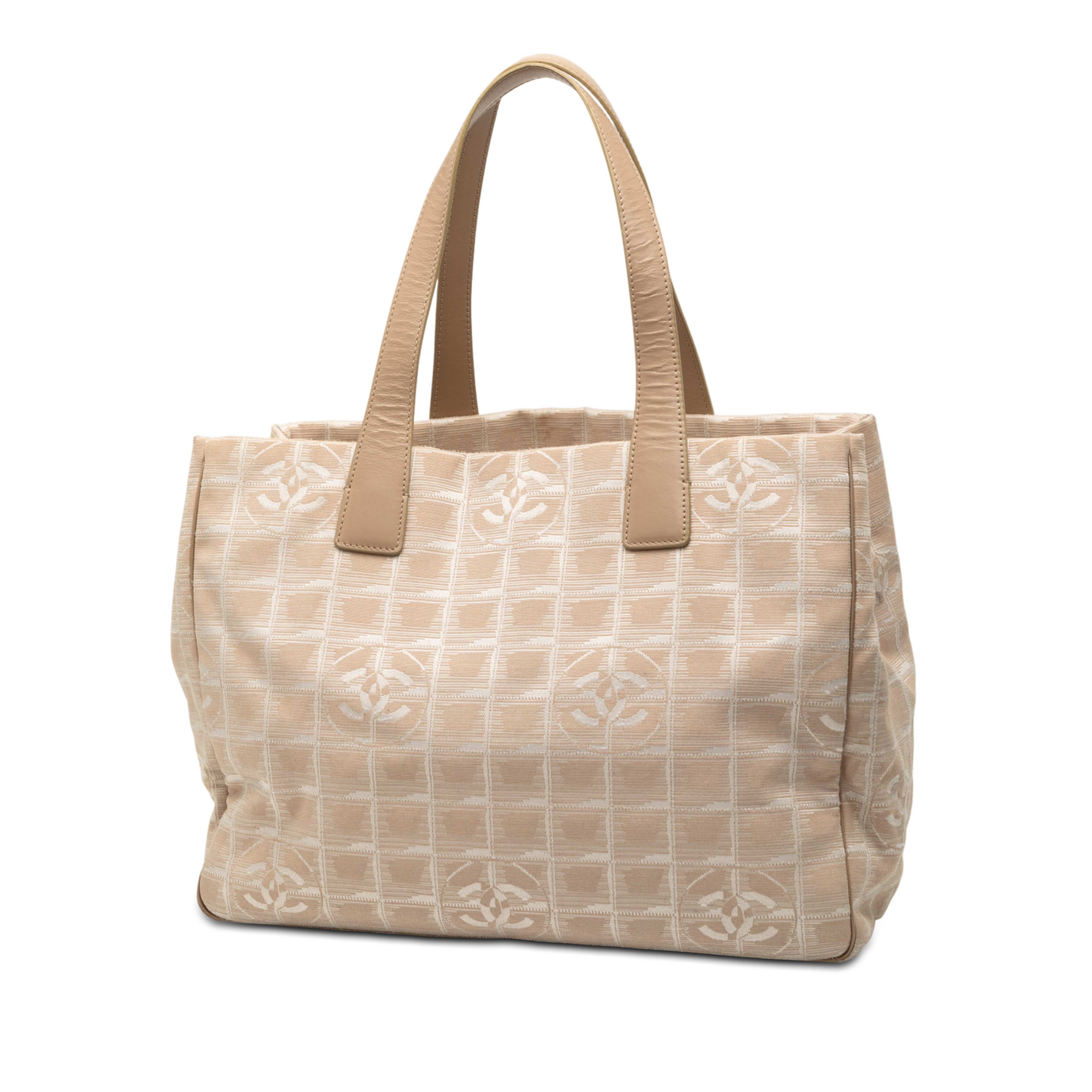 Chanel New Travel Line Nylon Tote, från Luxclusif, i färgen light beige. Klicka för att öppna bilden i stort format