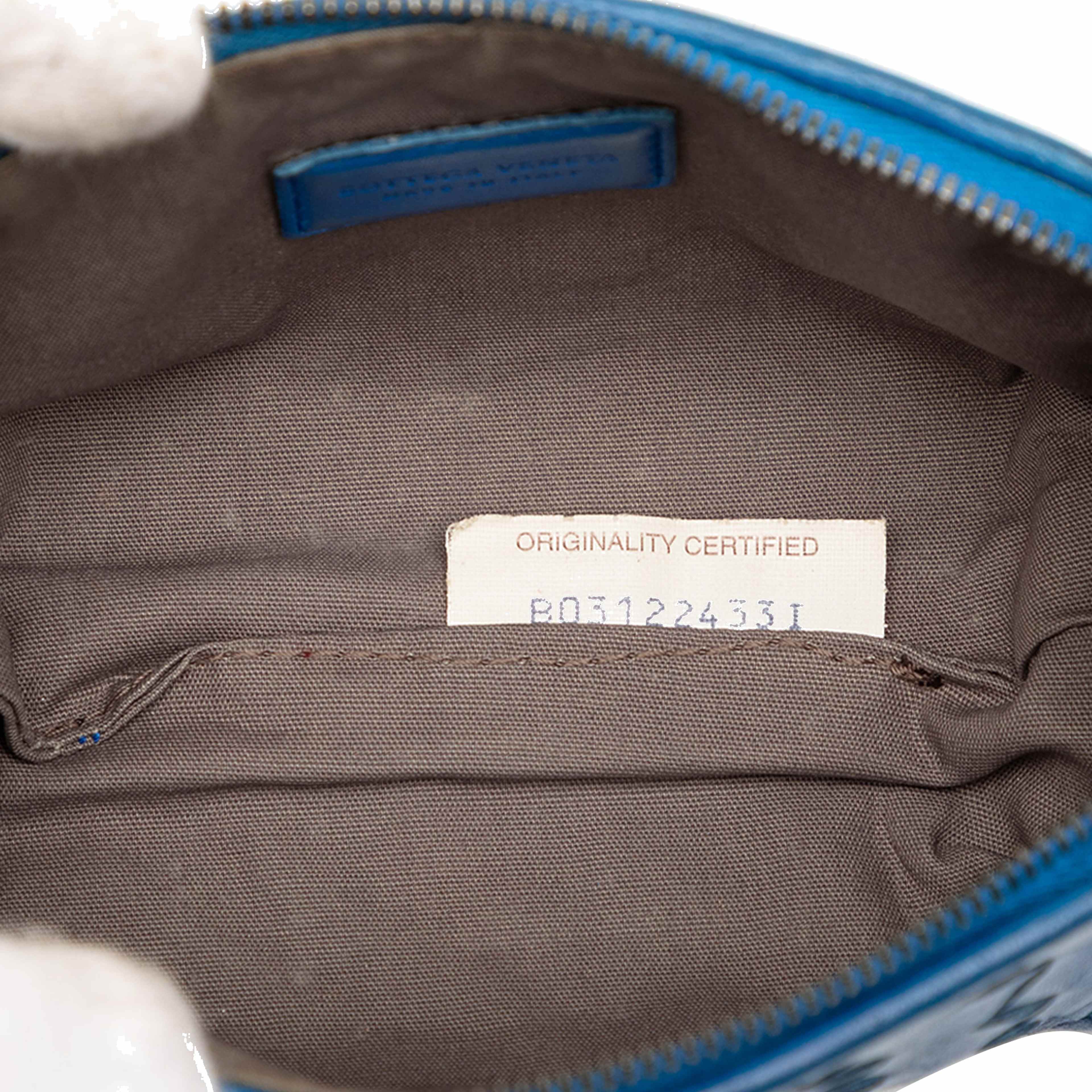 Bottega Veneta Nappa Intrecciato Coin Pouch, från Luxclusif, i färgen blue. Klicka för att öppna bilden i stort format