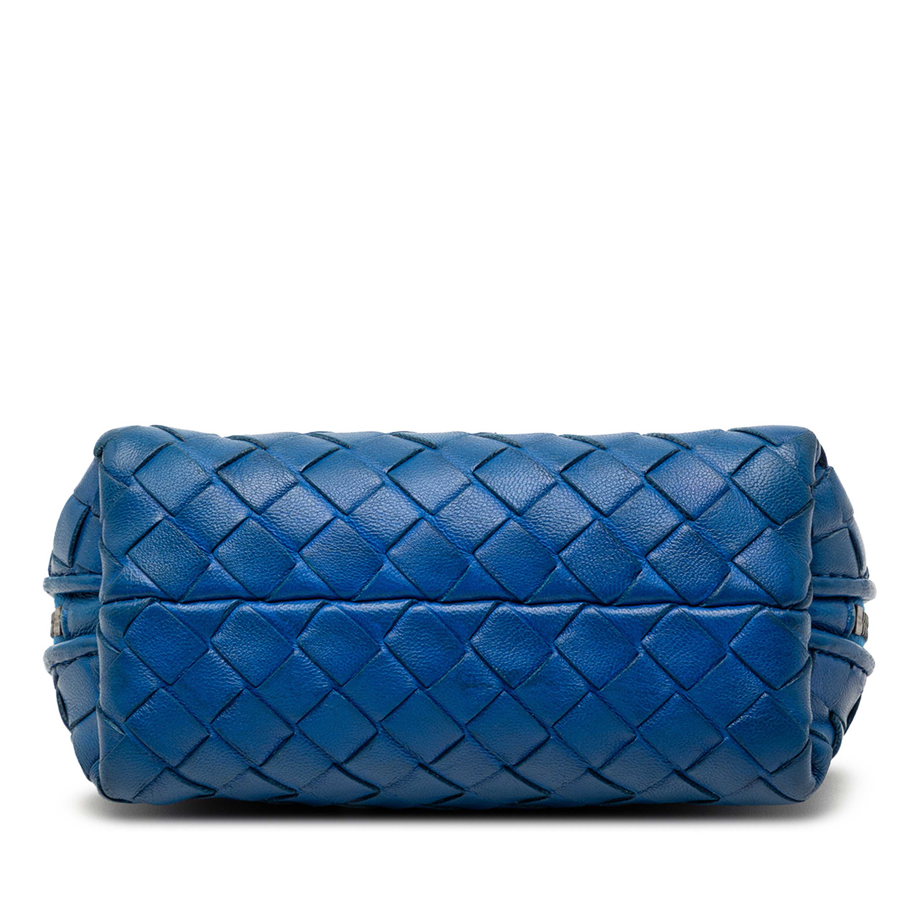 Bottega Veneta Nappa Intrecciato Coin Pouch, från Luxclusif, i färgen blue. Klicka för att öppna bilden i stort format