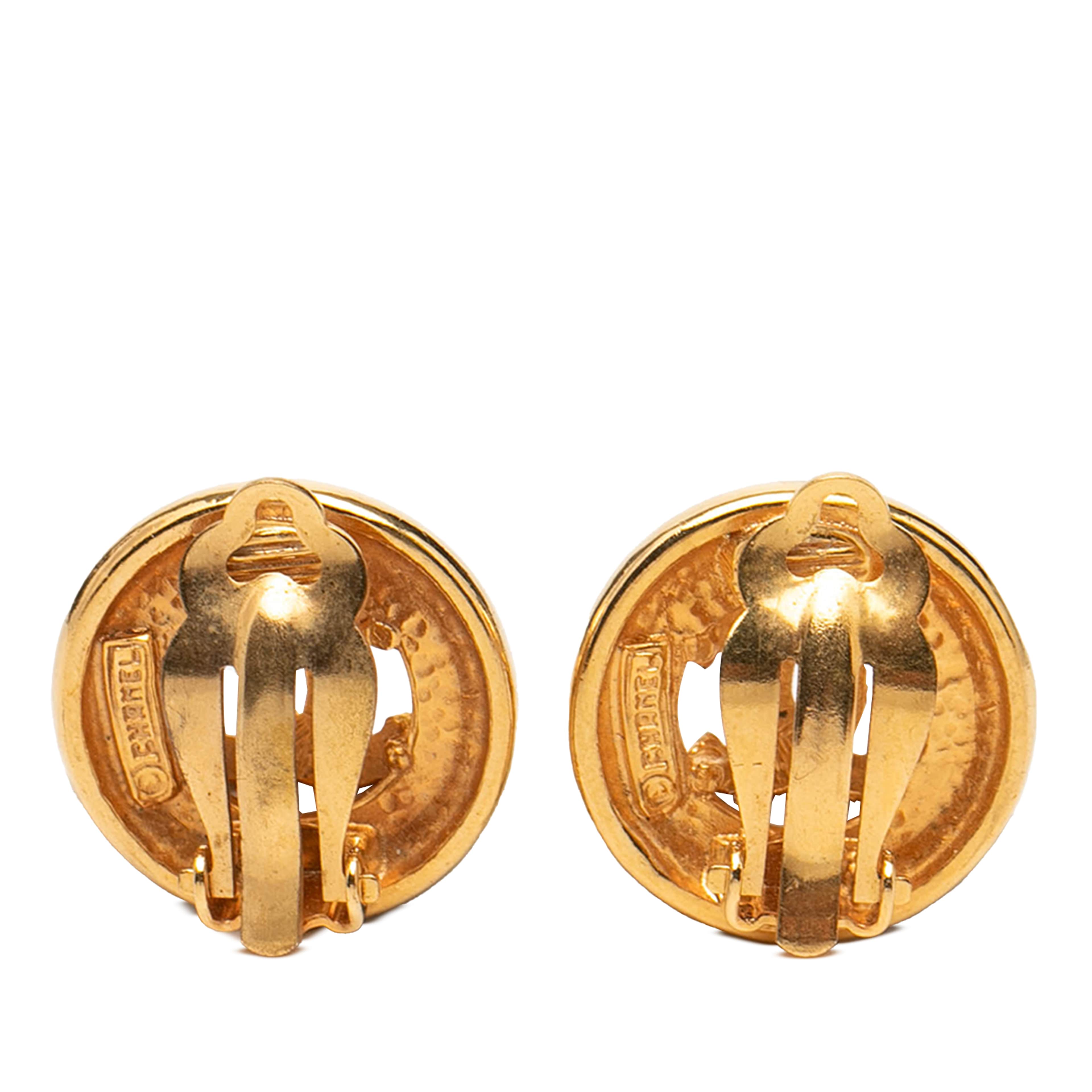 Chanel Cc Gold Plated Round Clip On Earrings, från Luxclusif, i färgen guld. Klicka för att öppna bilden i stort format