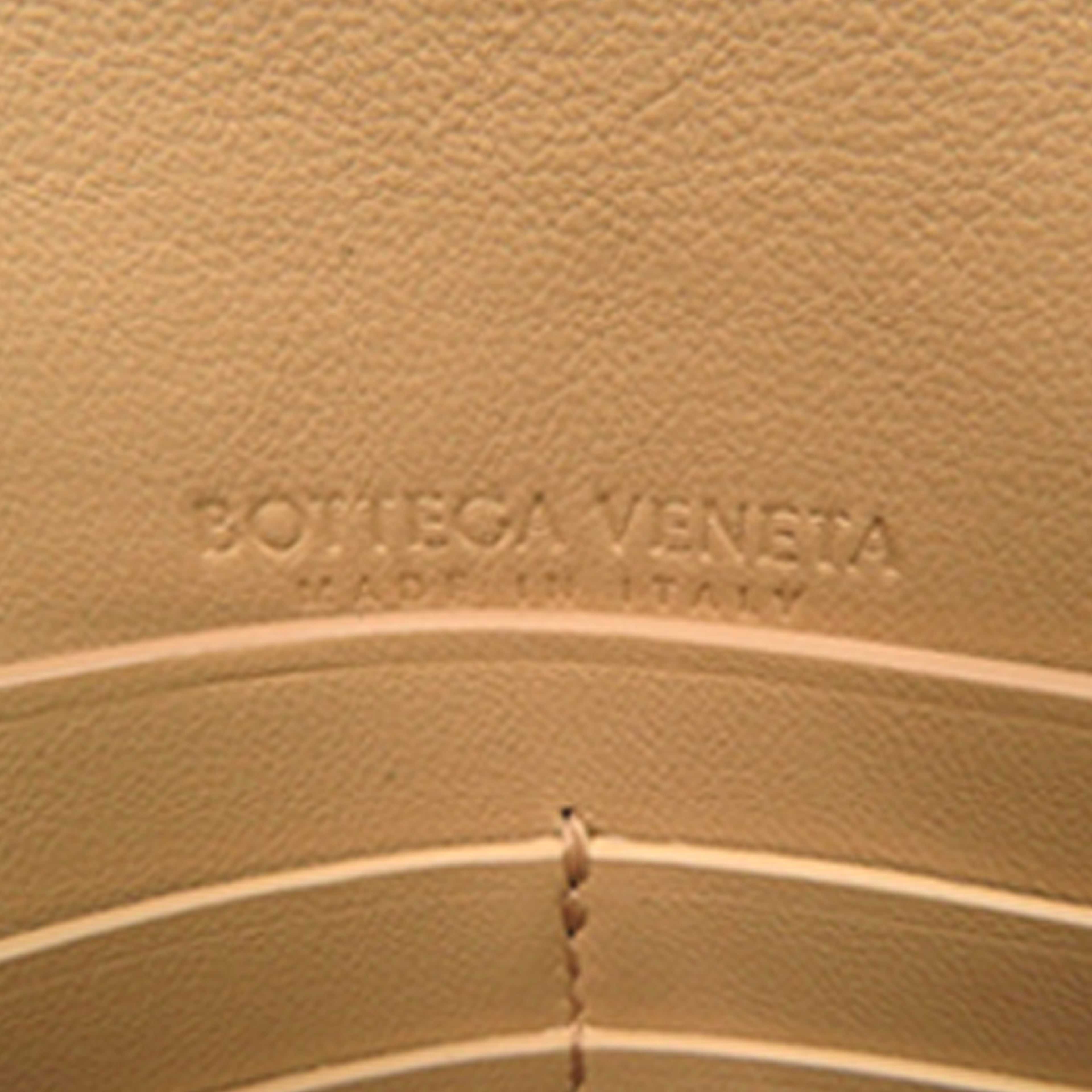 Bottega Veneta Grained Leather Flap Wallet, från Luxclusif, i färgen beige. Klicka för att öppna bilden i stort format