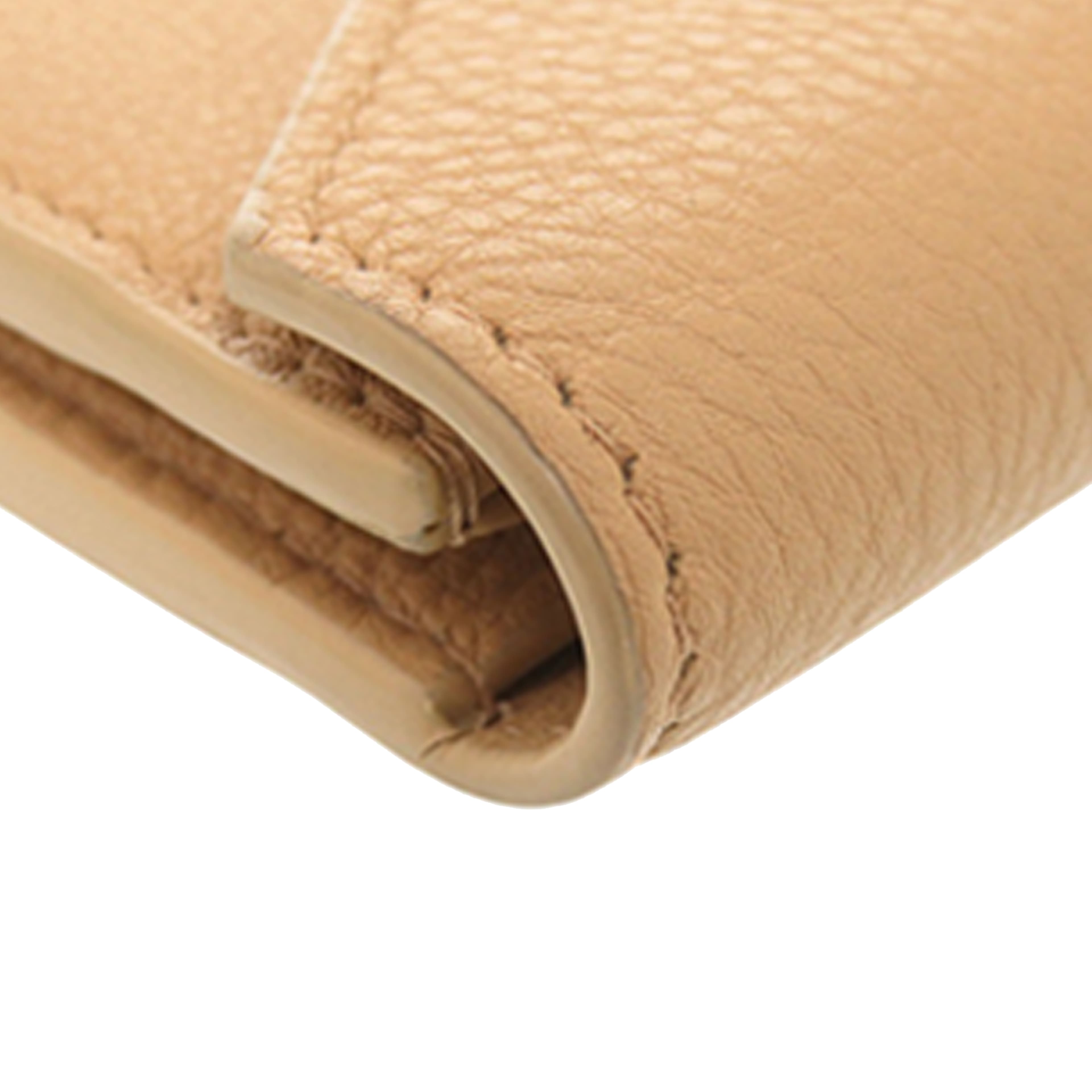 Bottega Veneta Grained Leather Flap Wallet, från Luxclusif, i färgen beige. Klicka för att öppna bilden i stort format