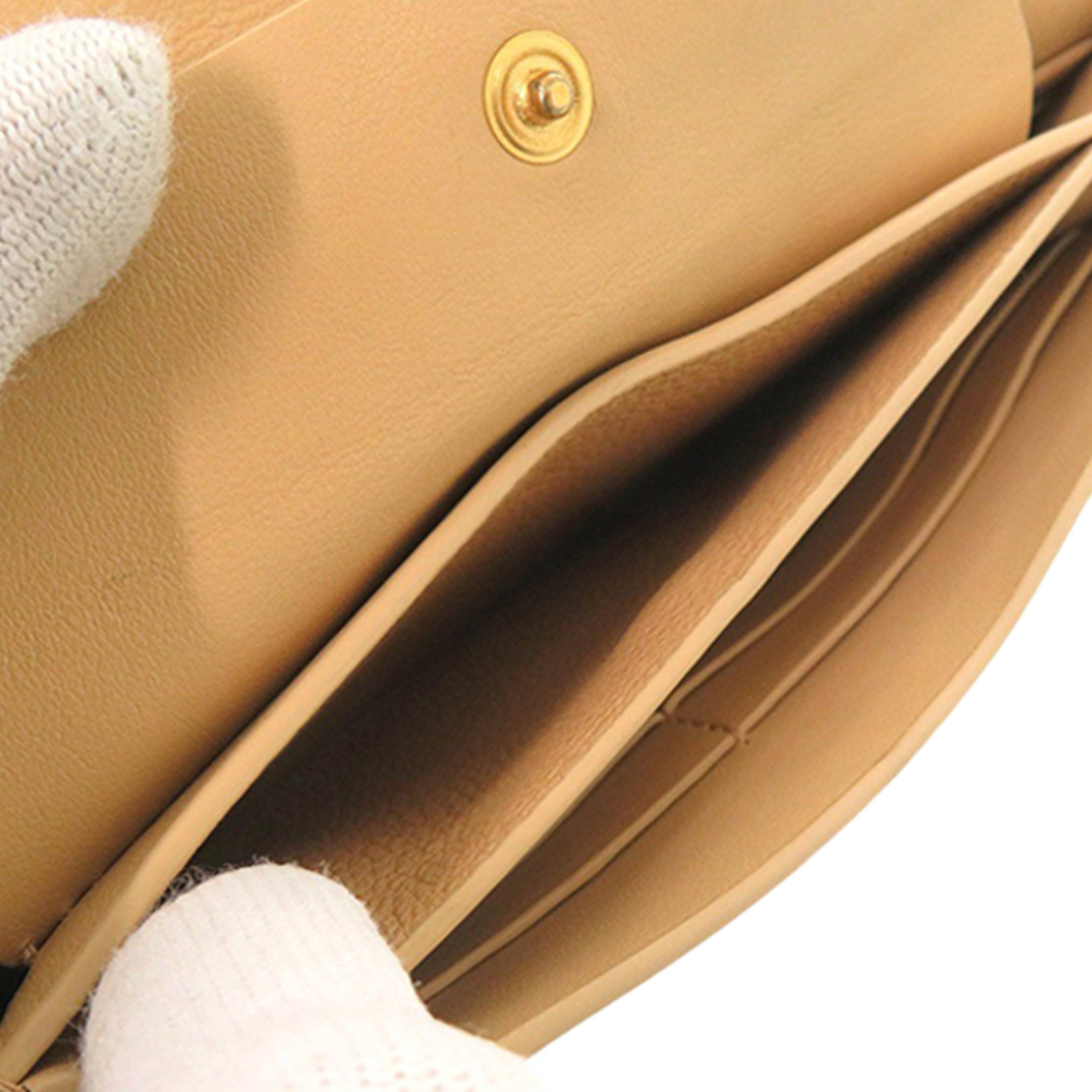 Bottega Veneta Grained Leather Flap Wallet, från Luxclusif, i färgen beige. Klicka för att öppna bilden i stort format