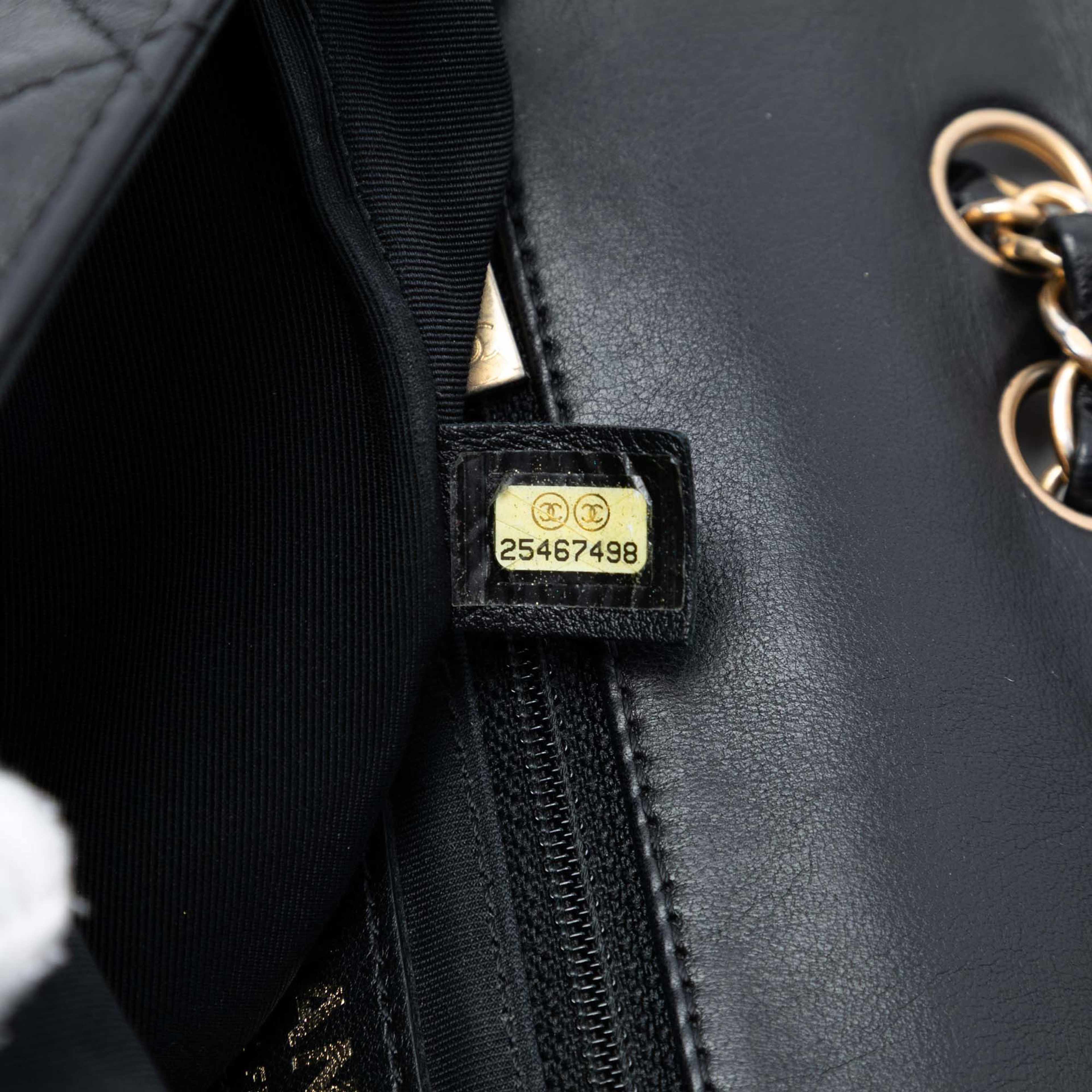 Chanel Quilted Lambskin Braided Saddle Flap, från Luxclusif, i färgen black. Klicka för att öppna bilden i stort format