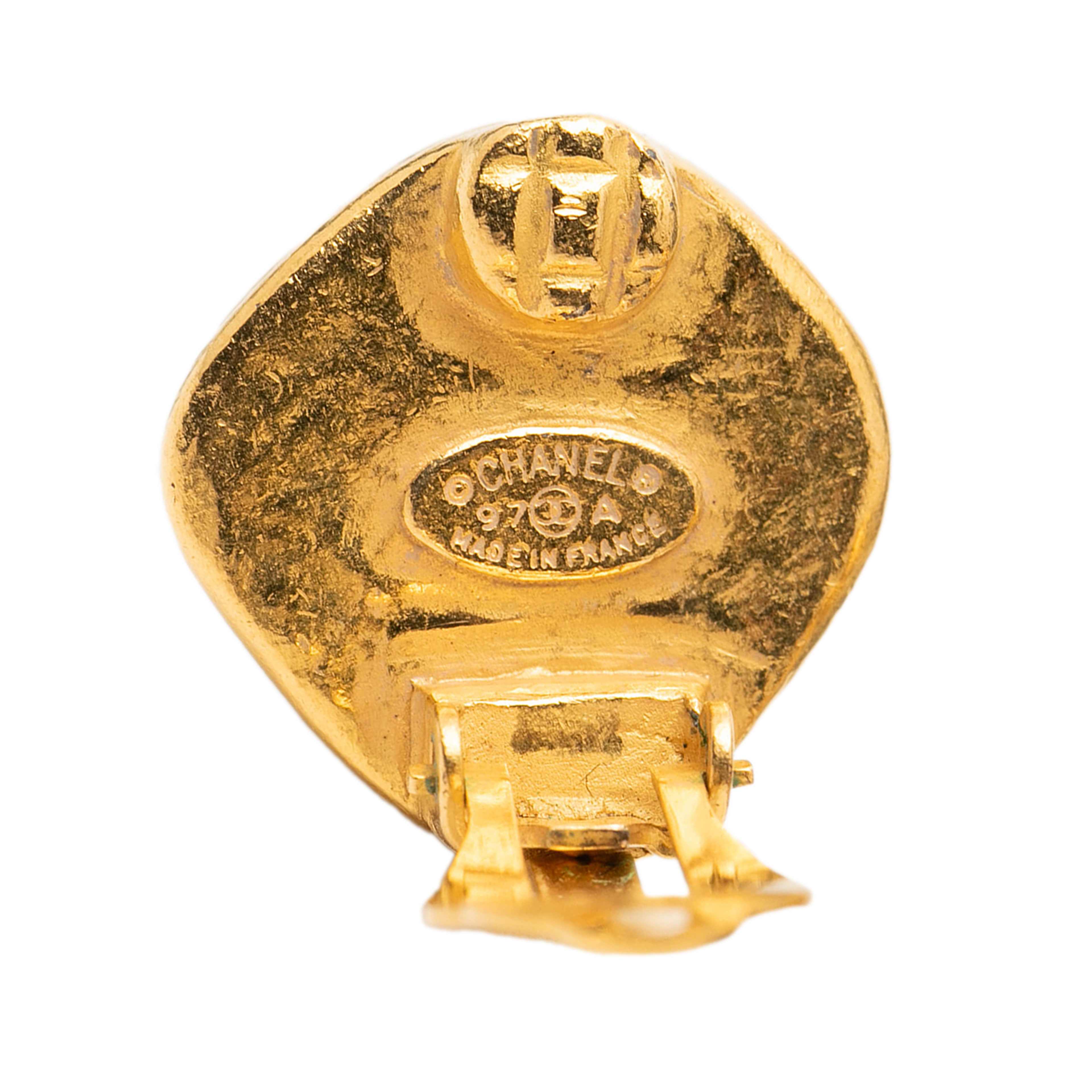 Chanel Cc Gold Plated Diamond Shape Clip On Earrings, från Luxclusif, i färgen gold. Klicka för att öppna bilden i stort format